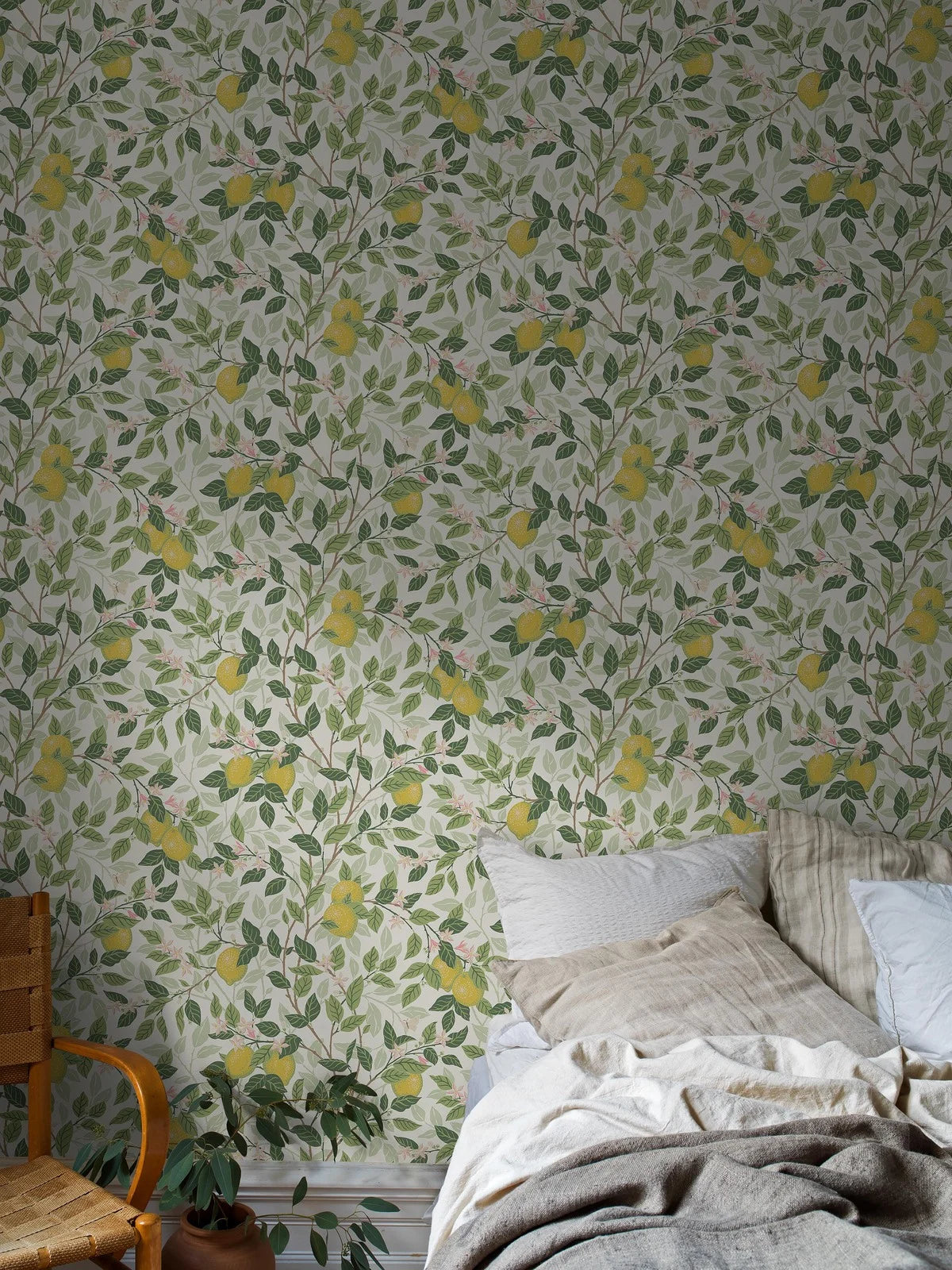 Non-woven paper wallpaper with a plant pattern CITRONTRÄD white with green