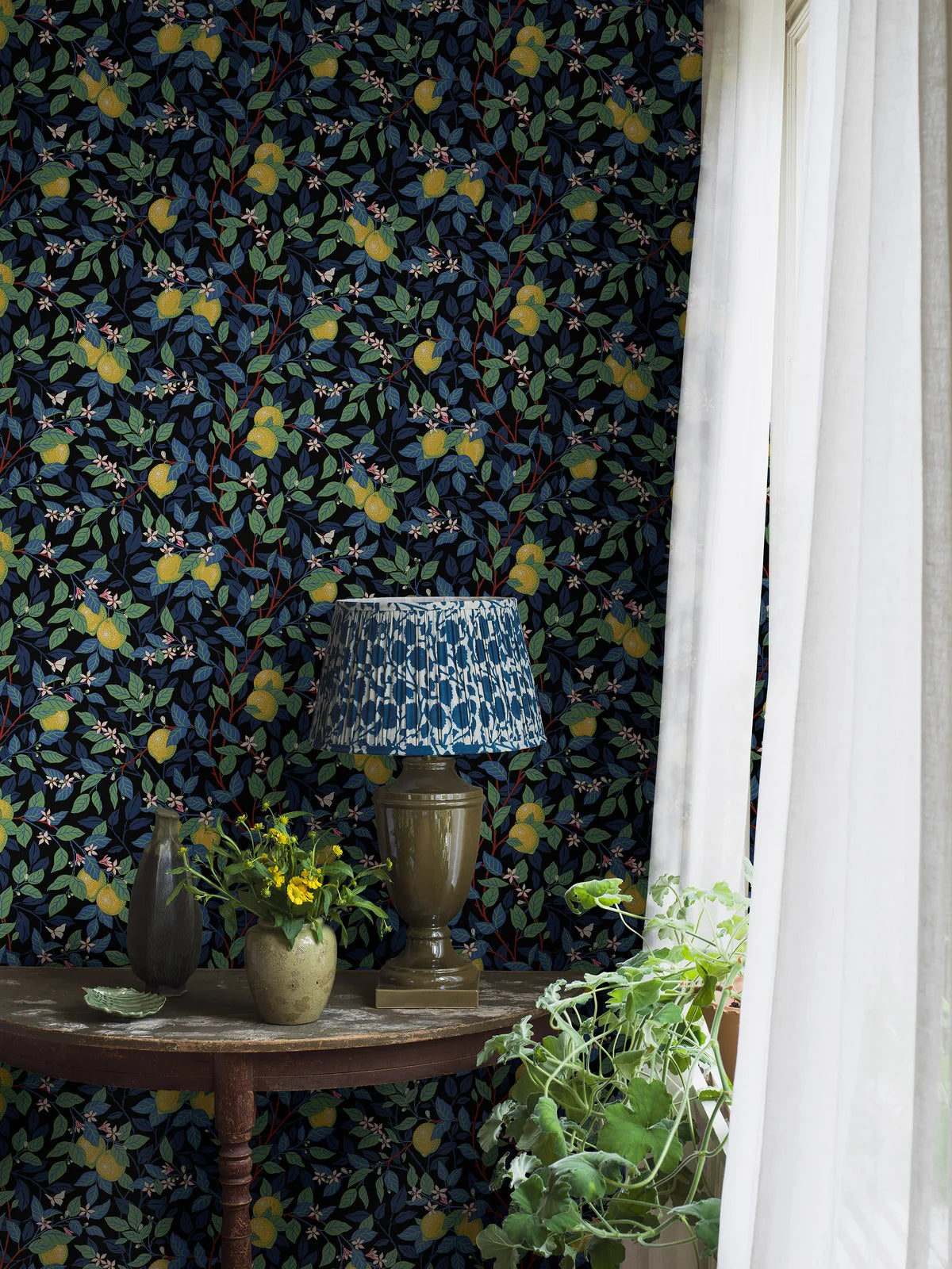 Non-woven paper wallpaper with a botanical pattern CITRONTRÄD blue with yellow