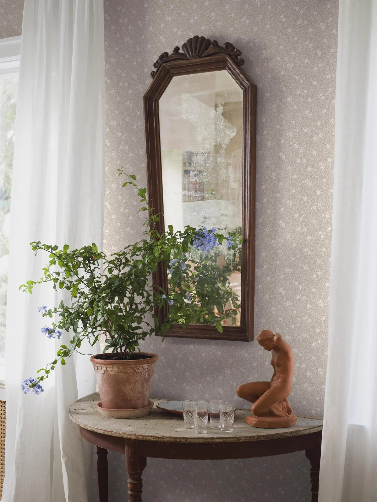 Beige wallpaper with a floral and leaf pattern MYRTEN in white