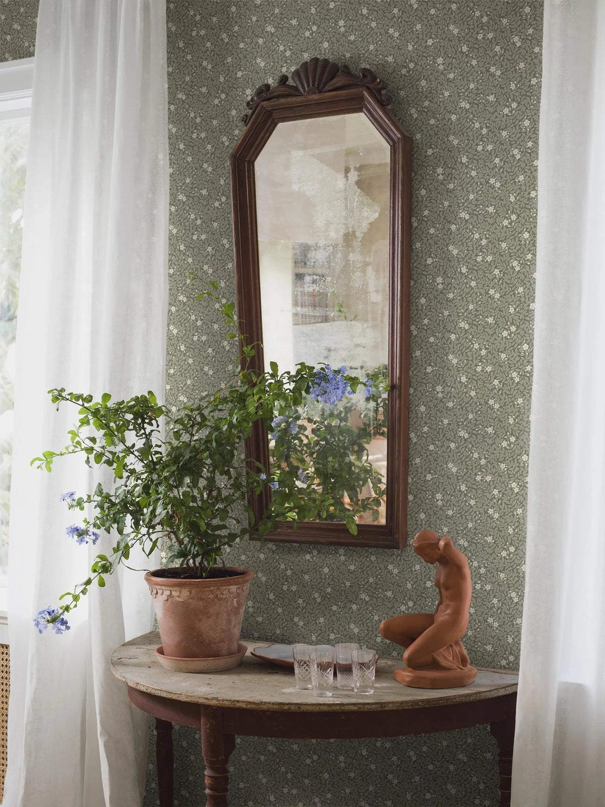 Wallpaper with a floral pattern of flowers and leaves MYRTEN green with white