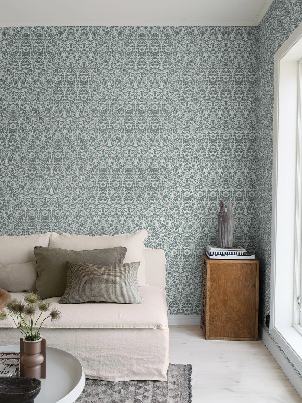 Floral Pattern Wallpaper in Blue and White - NYPONROS