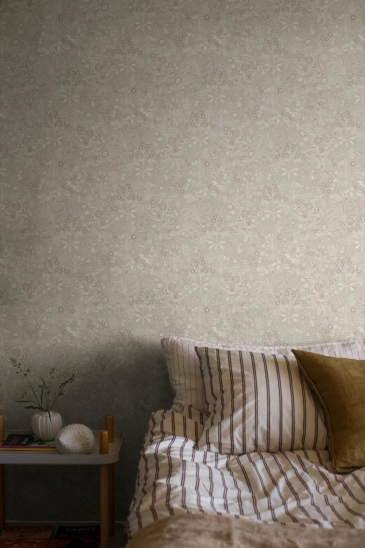 Beige floral pattern wallpaper TUVA with cream