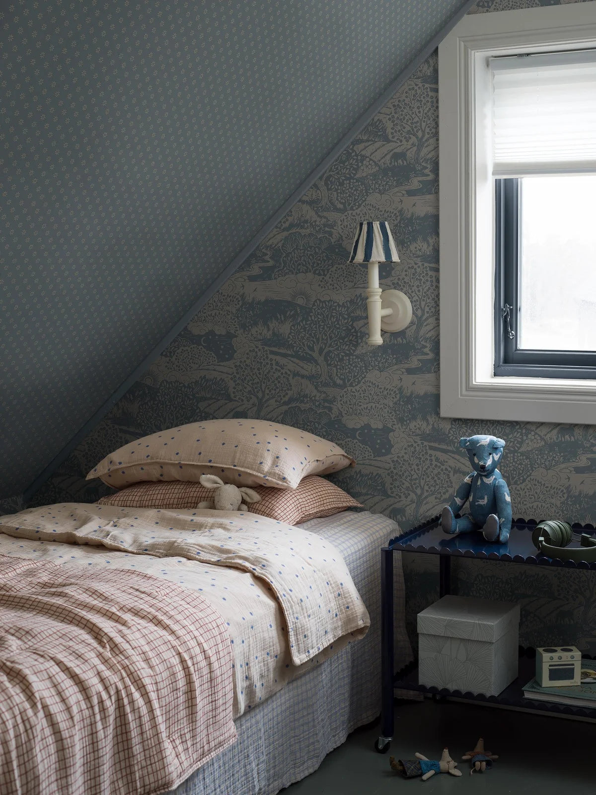 Children's wallpaper with SOLANGEN landscape in blue and beige