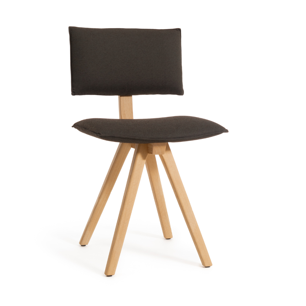 TRAVE upholstered chair with an ash base