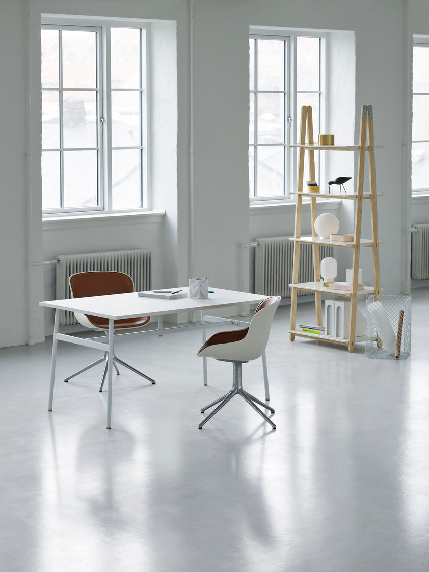 Hyg 4L Black Upholstered Office chair with an aluminum base