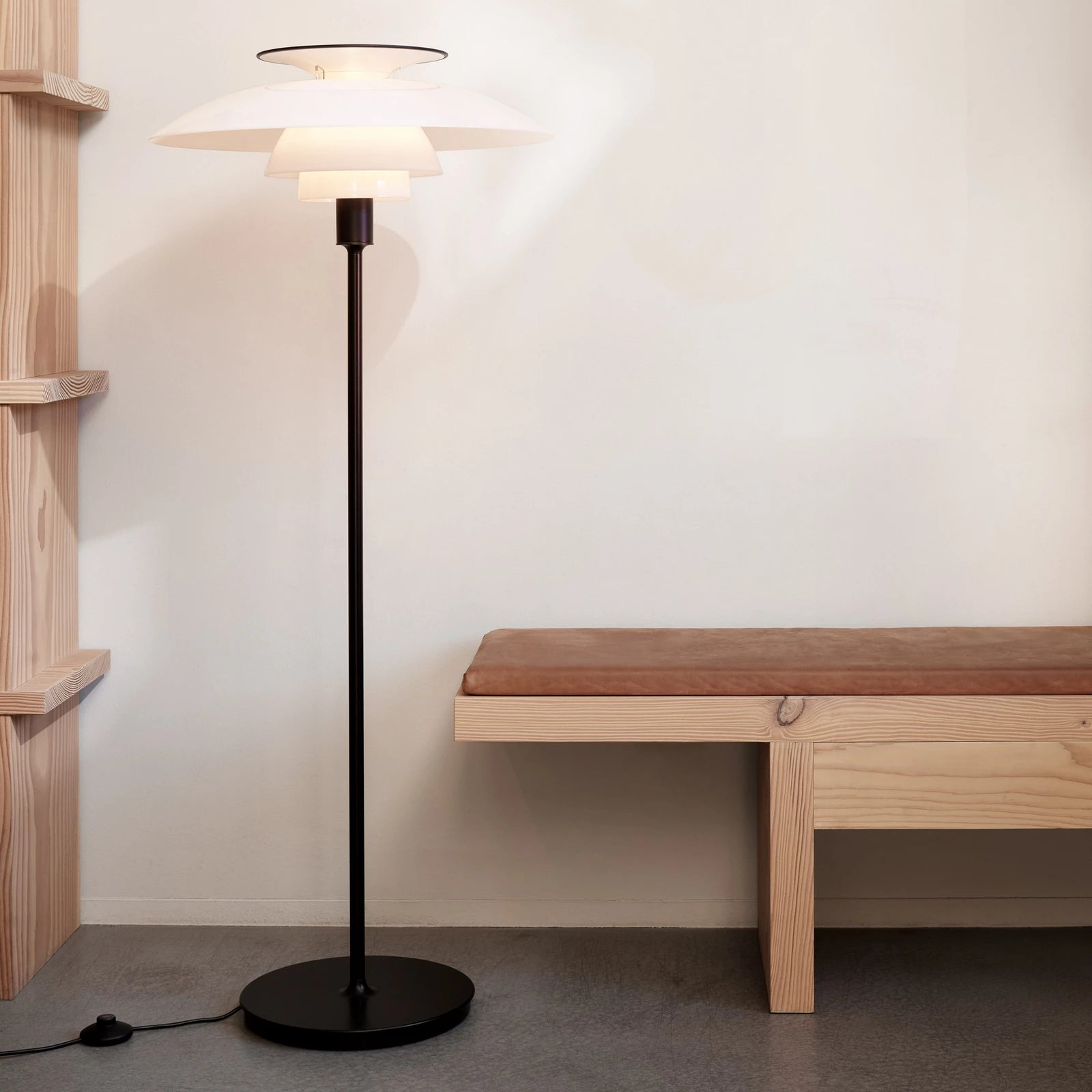 Stehlampe PH 80 weiß mit schwarzem Fuß