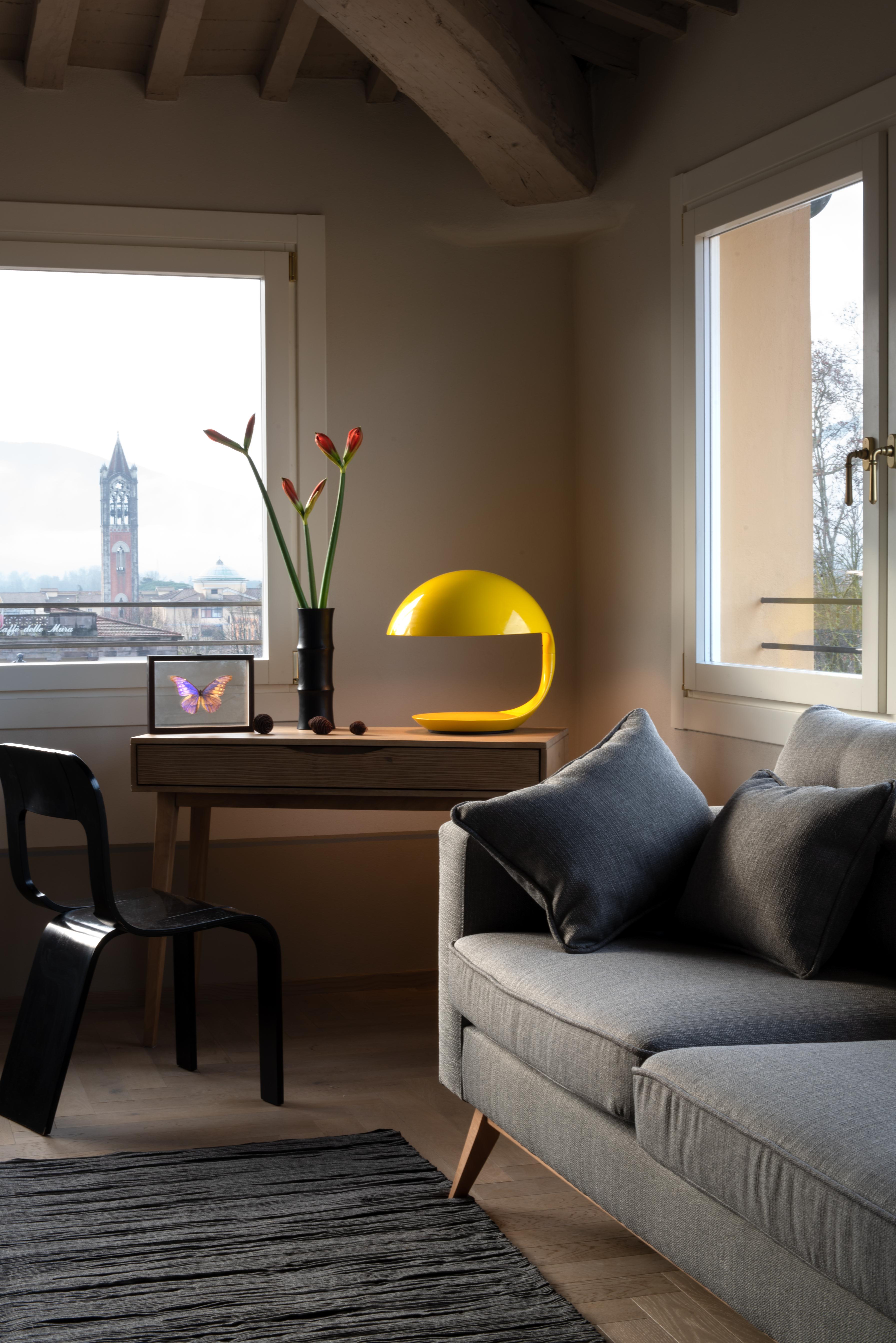 Cobra Table Lamp 100 in Glossy Yellow