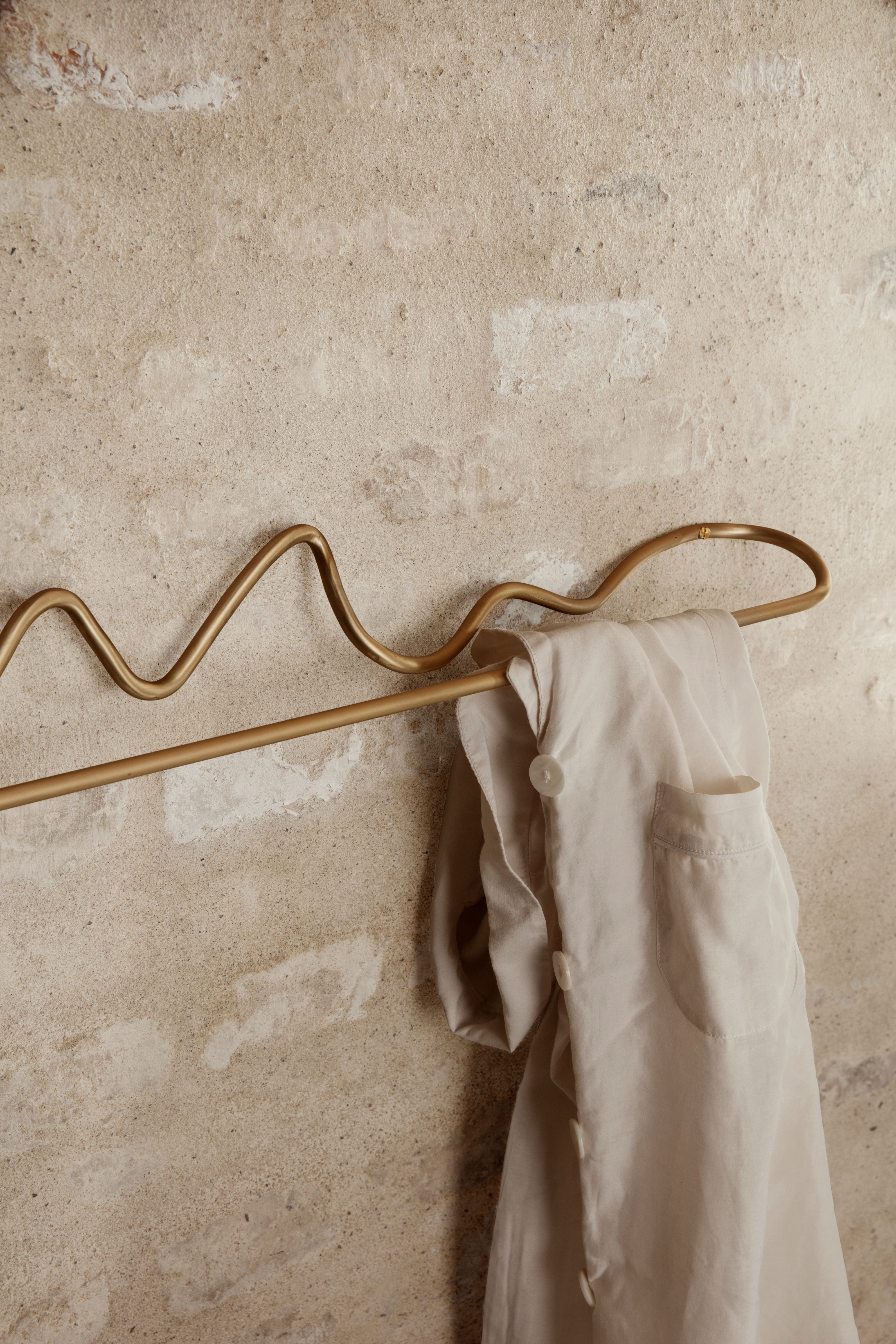 CURVATURE Handtuchhalter aus Messing 