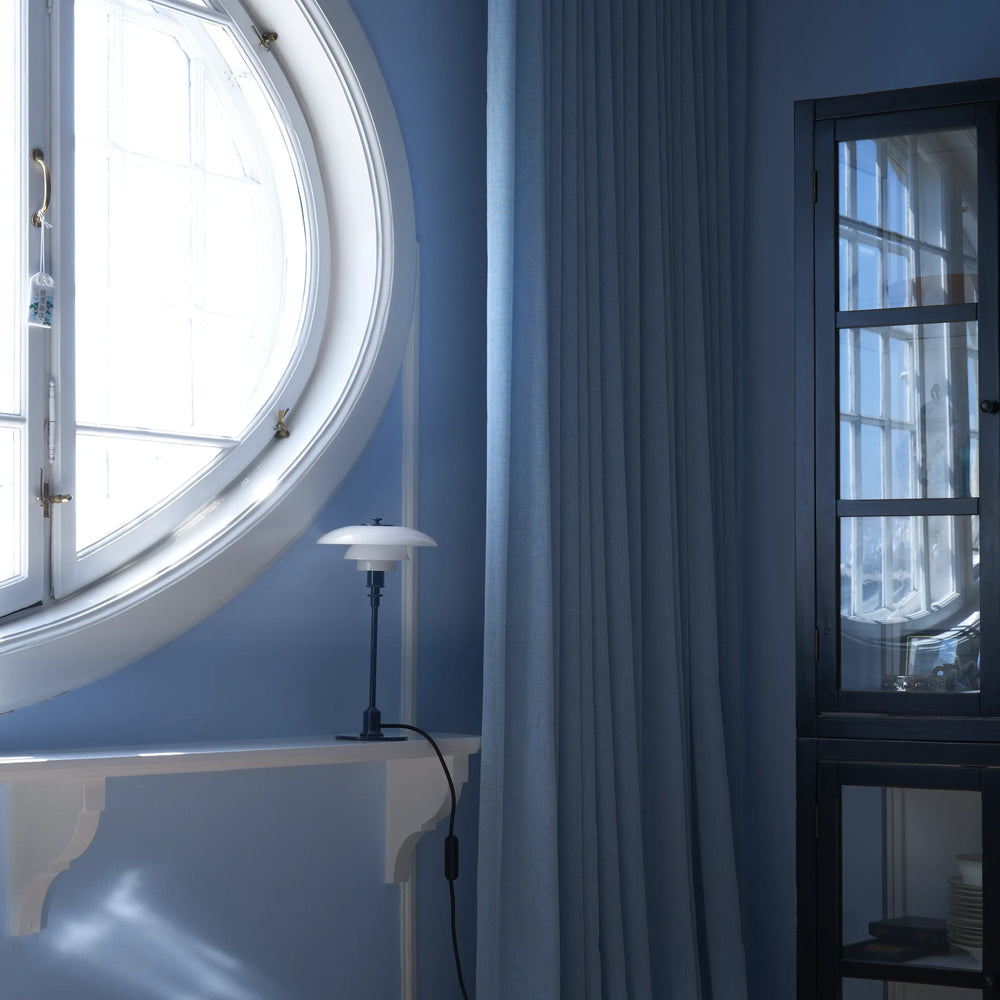 PH 2/1 table lamp in white with a navy blue base