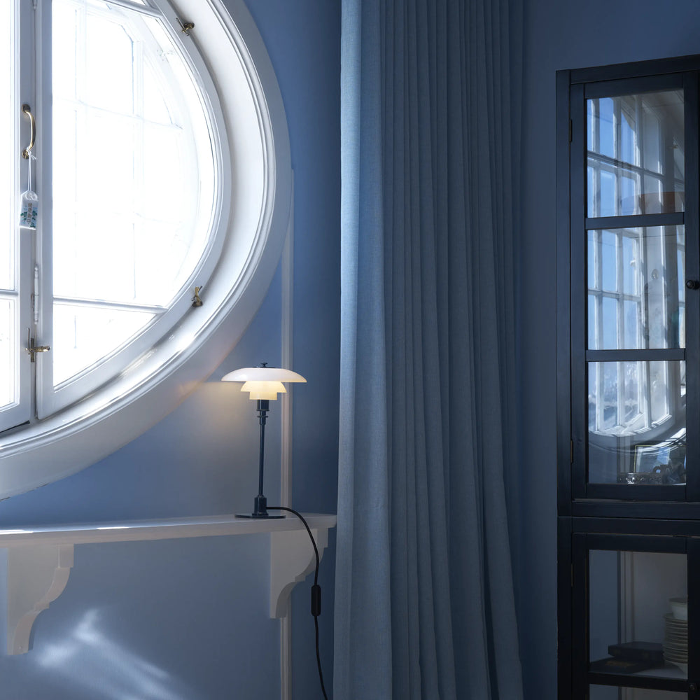 PH 2/1 table lamp in white with a navy blue base