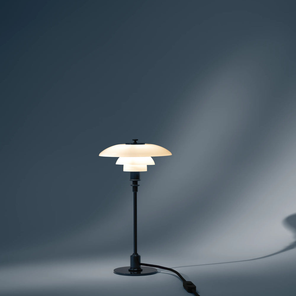 PH 2/1 table lamp in white with a navy blue base