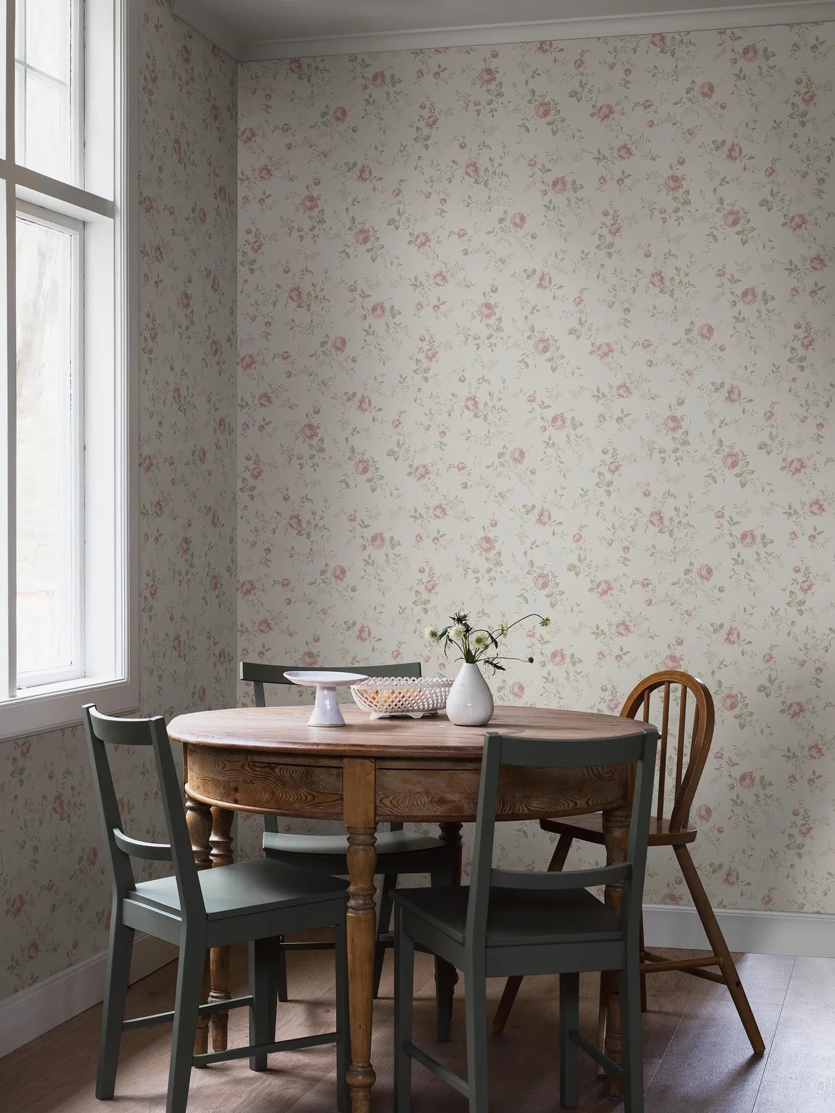 Rose Garden Floral Pattern Wallpaper White