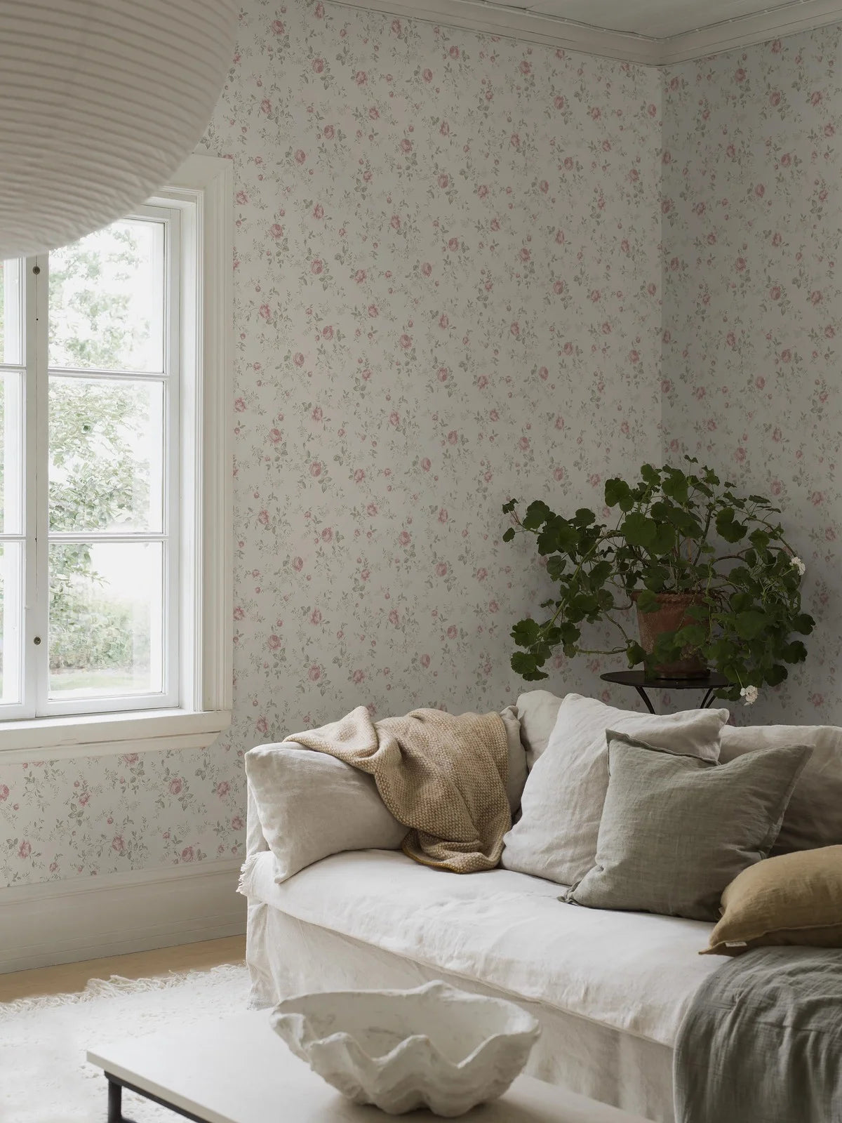 Rose Garden Floral Pattern Wallpaper White