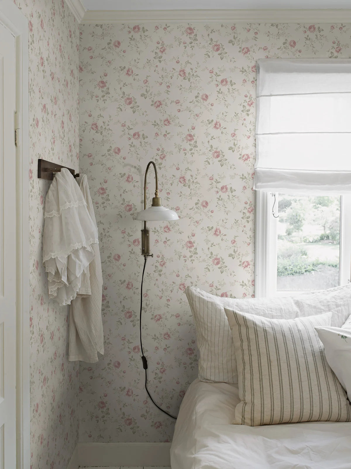 Rose Garden Floral Pattern Wallpaper White