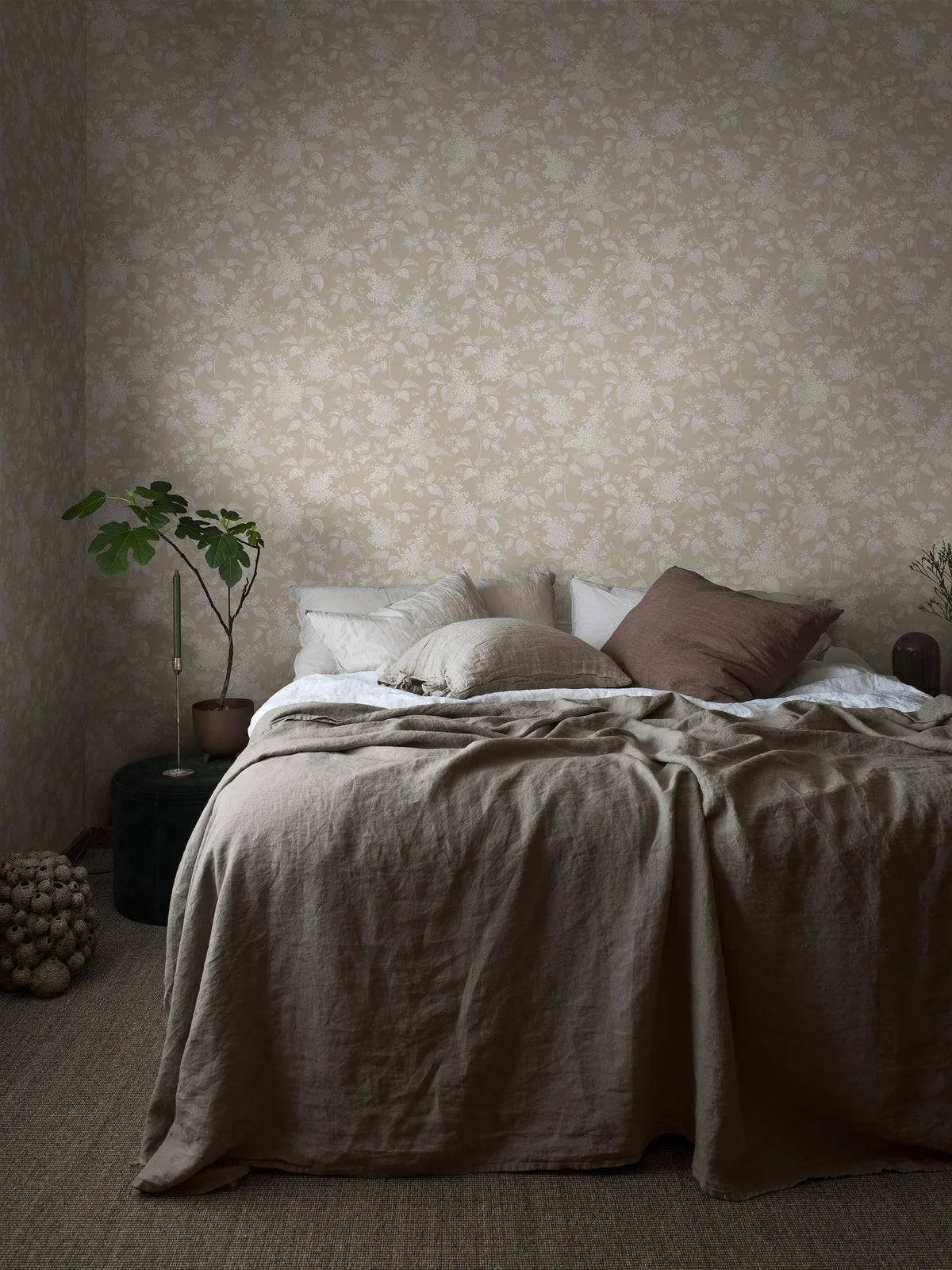 Beige floral pattern wallpaper SYREN with white