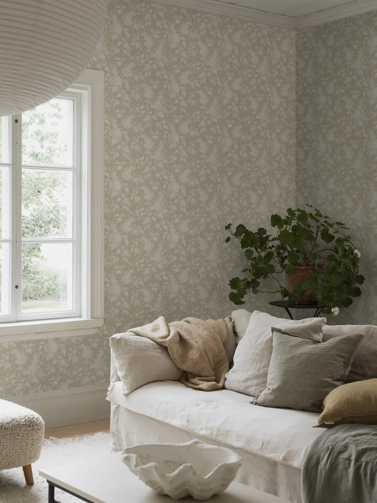 Beige floral pattern wallpaper SYREN with white