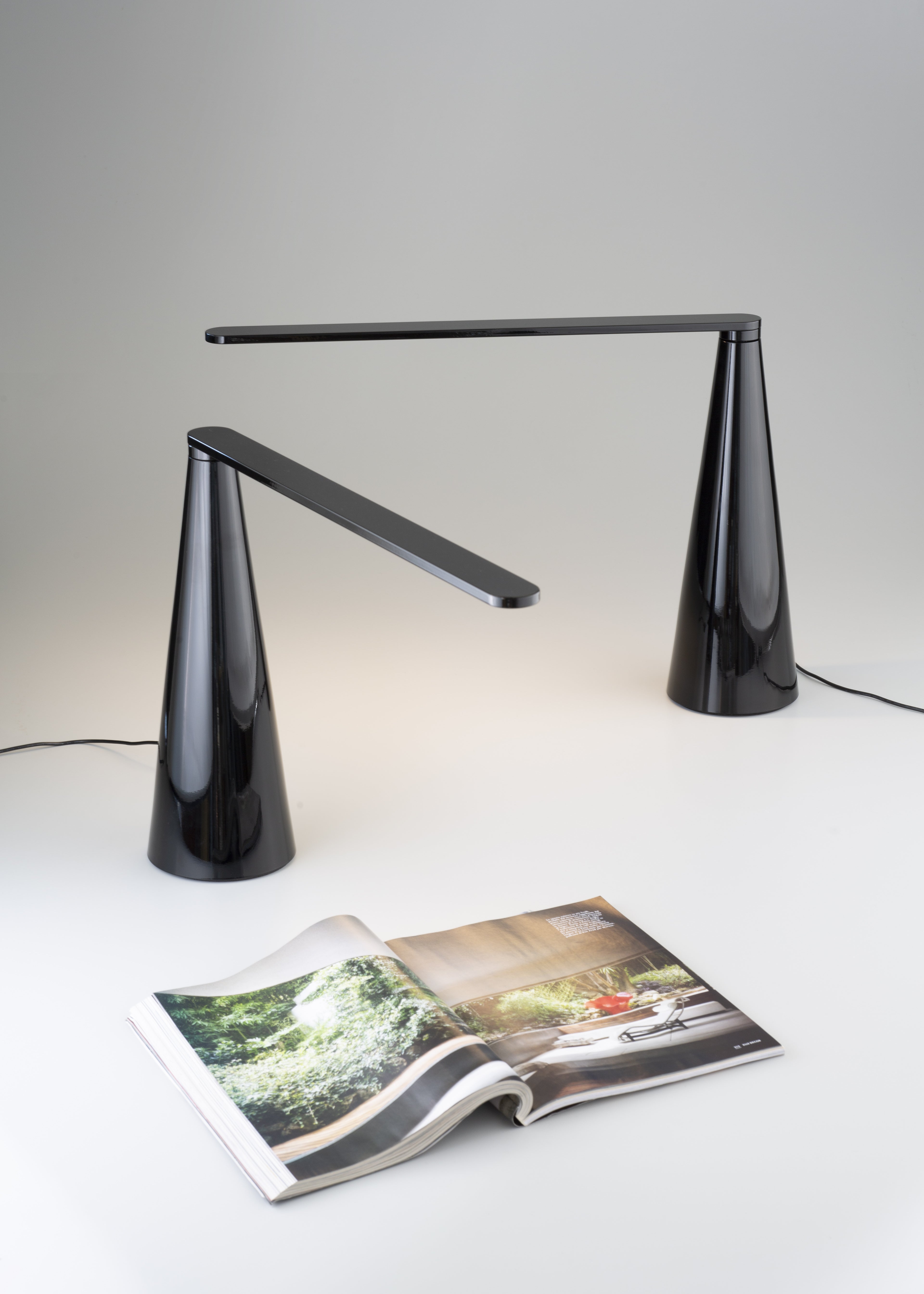 ELICA table lamp in glossy black