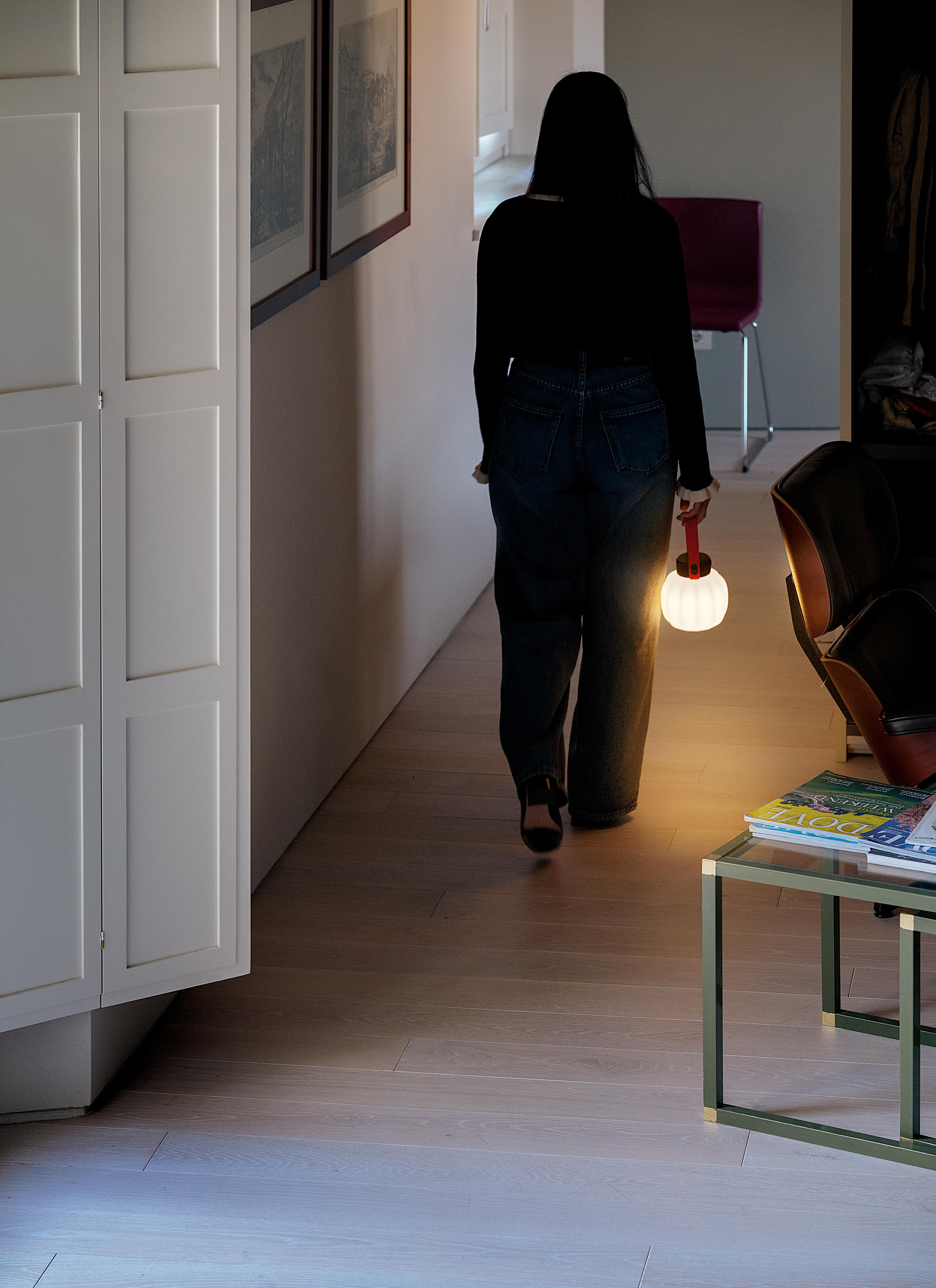 Portable outdoor lamp KIKI in white with a silicone handle.