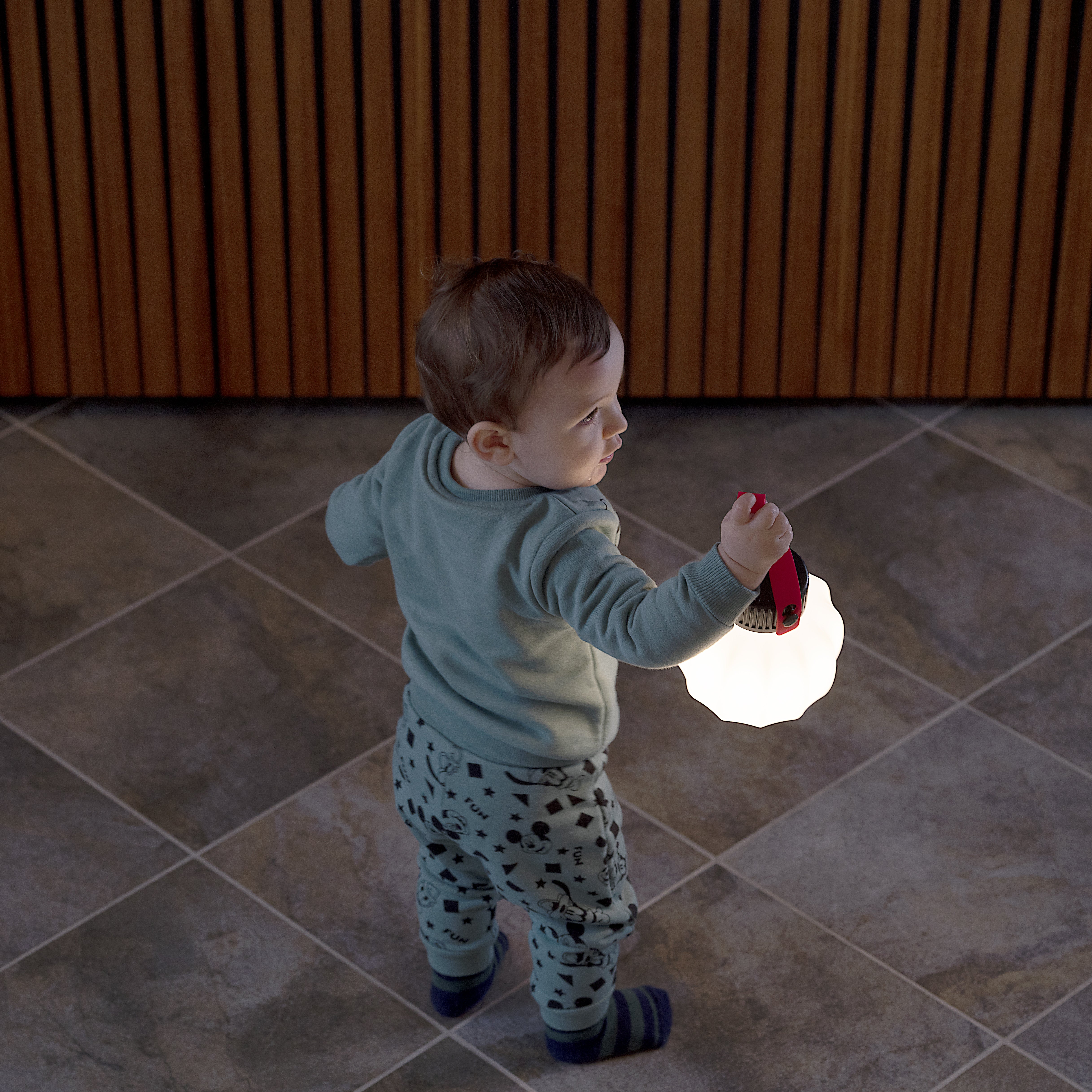 Portable outdoor lamp KIKI in white with a silicone handle.