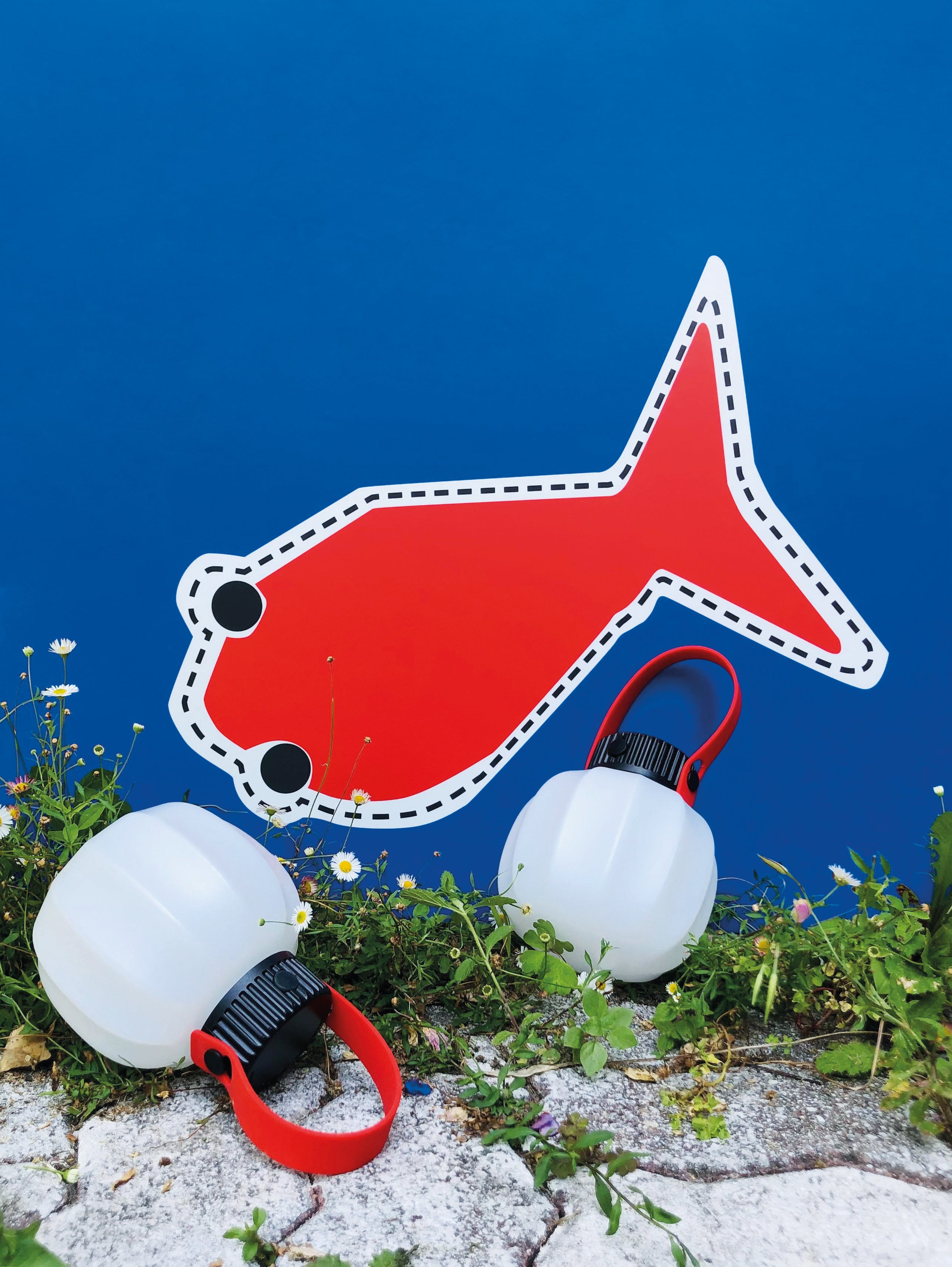 Portable outdoor lamp KIKI in white with a silicone handle.