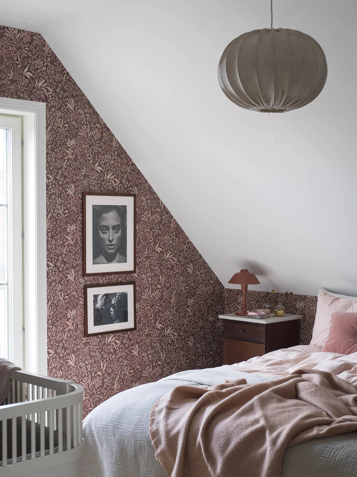 Vlies-Tapete mit pflanzlichem Muster NOCTURNE burgunderrot