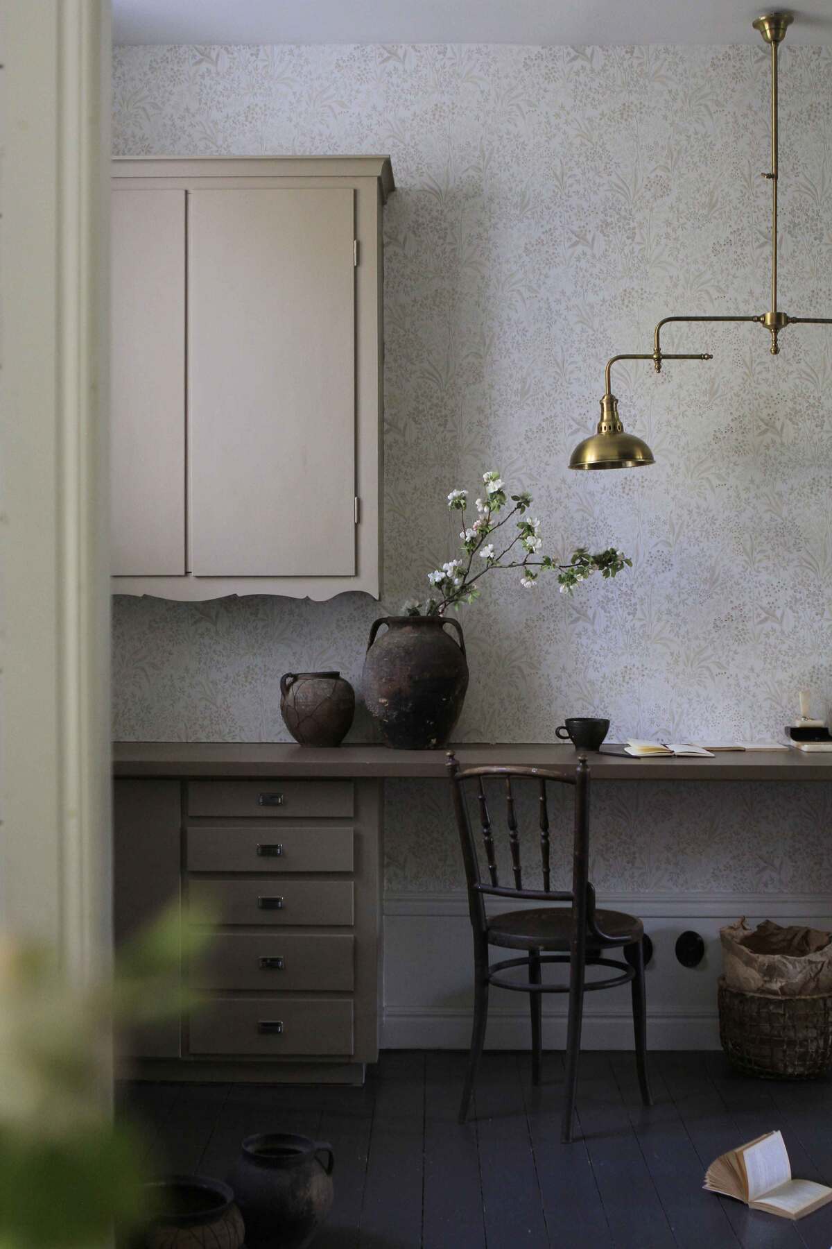 Non-woven paper wallpaper with a botanical pattern NOCTURNE broken white with beige