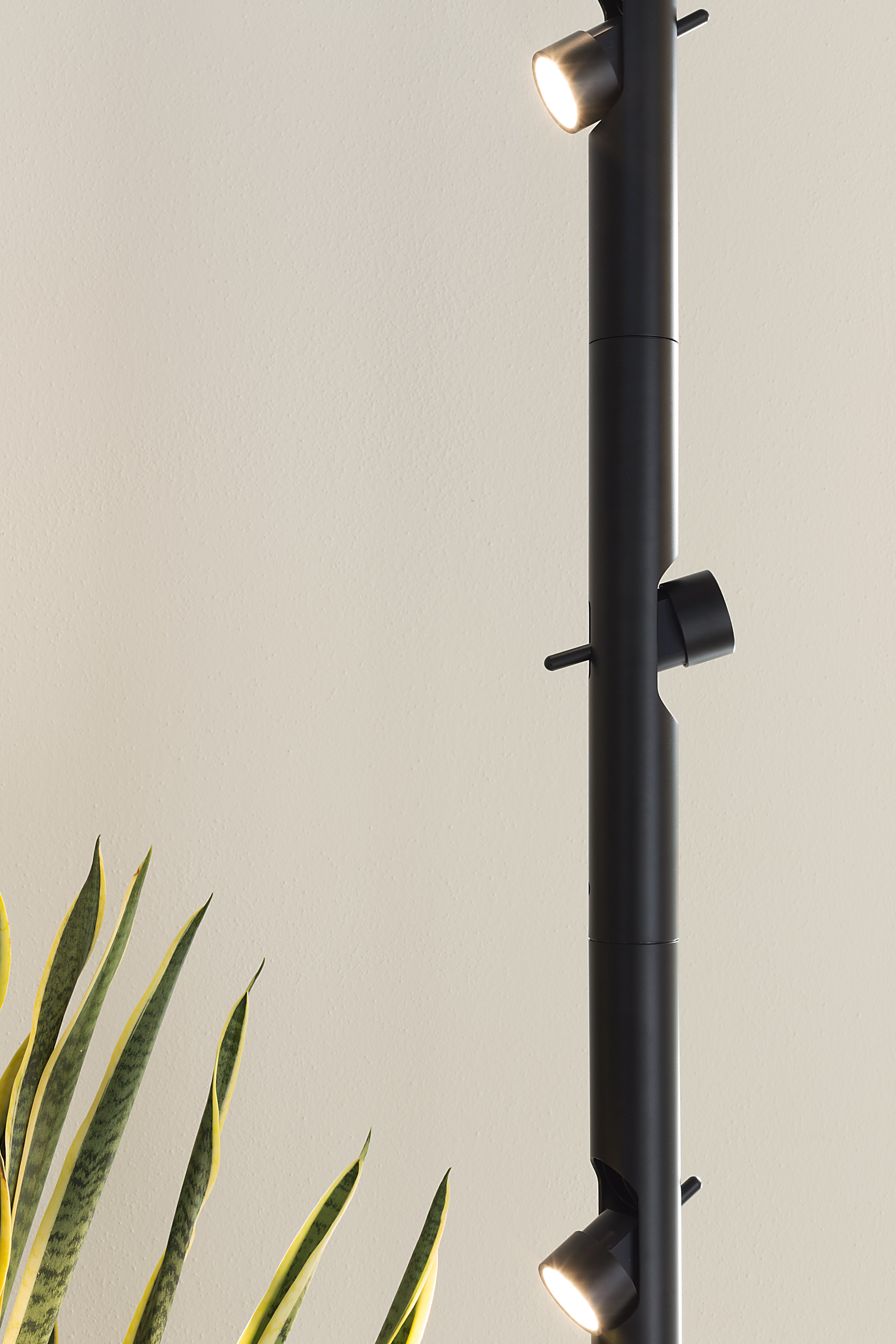 Lampa podłogowa 3-punktowa CALABRONE czarny