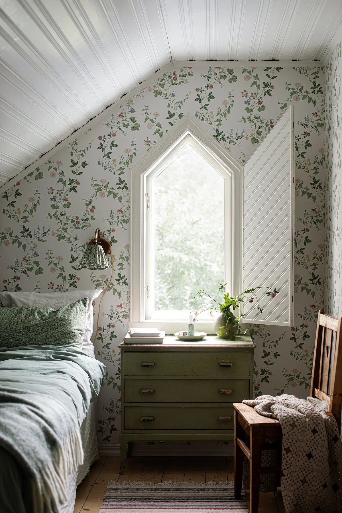 Wallpaper with a floral pattern of flowers and leaves MIDSUMMER EVE white with green