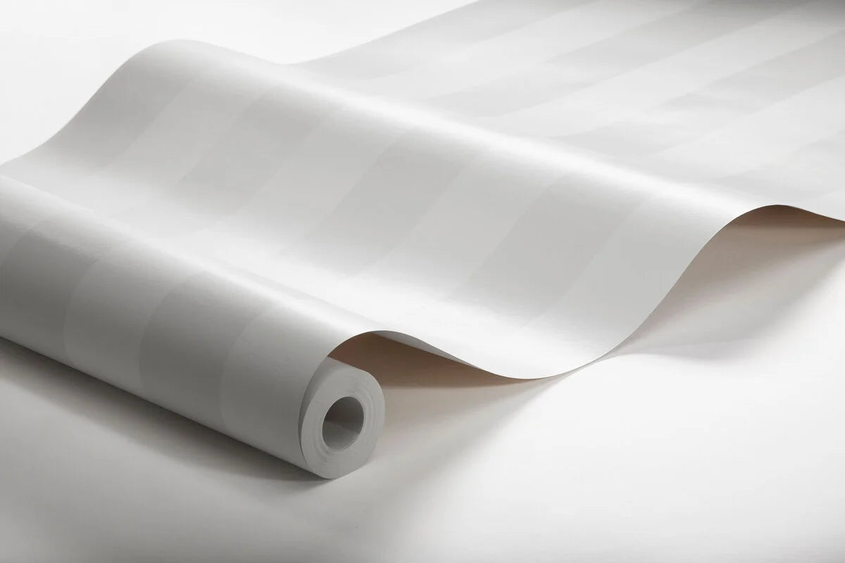 Vlies-Tapete mit Streifen FALSTERBO STRIPE in Weiß mit Grau