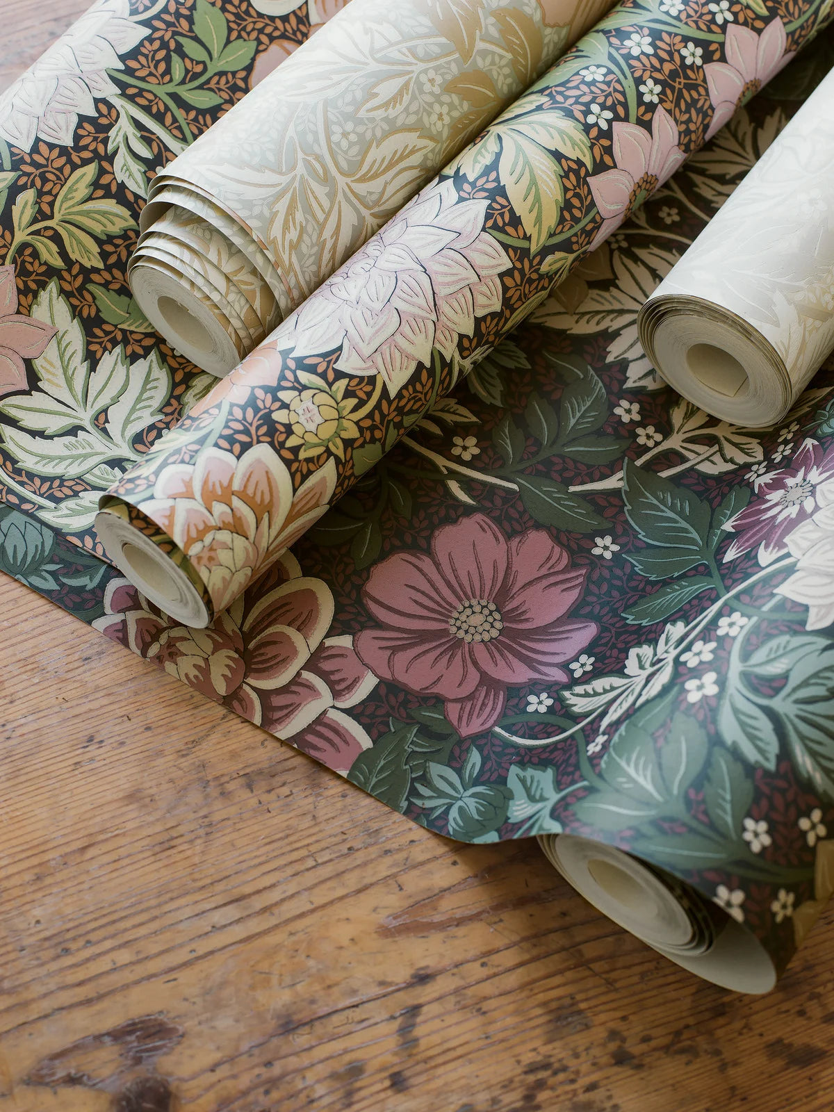 Vlies-Tapete mit Pflanzenmuster DAHLIA GARDEN in schmutzigem Rosa mit Grün