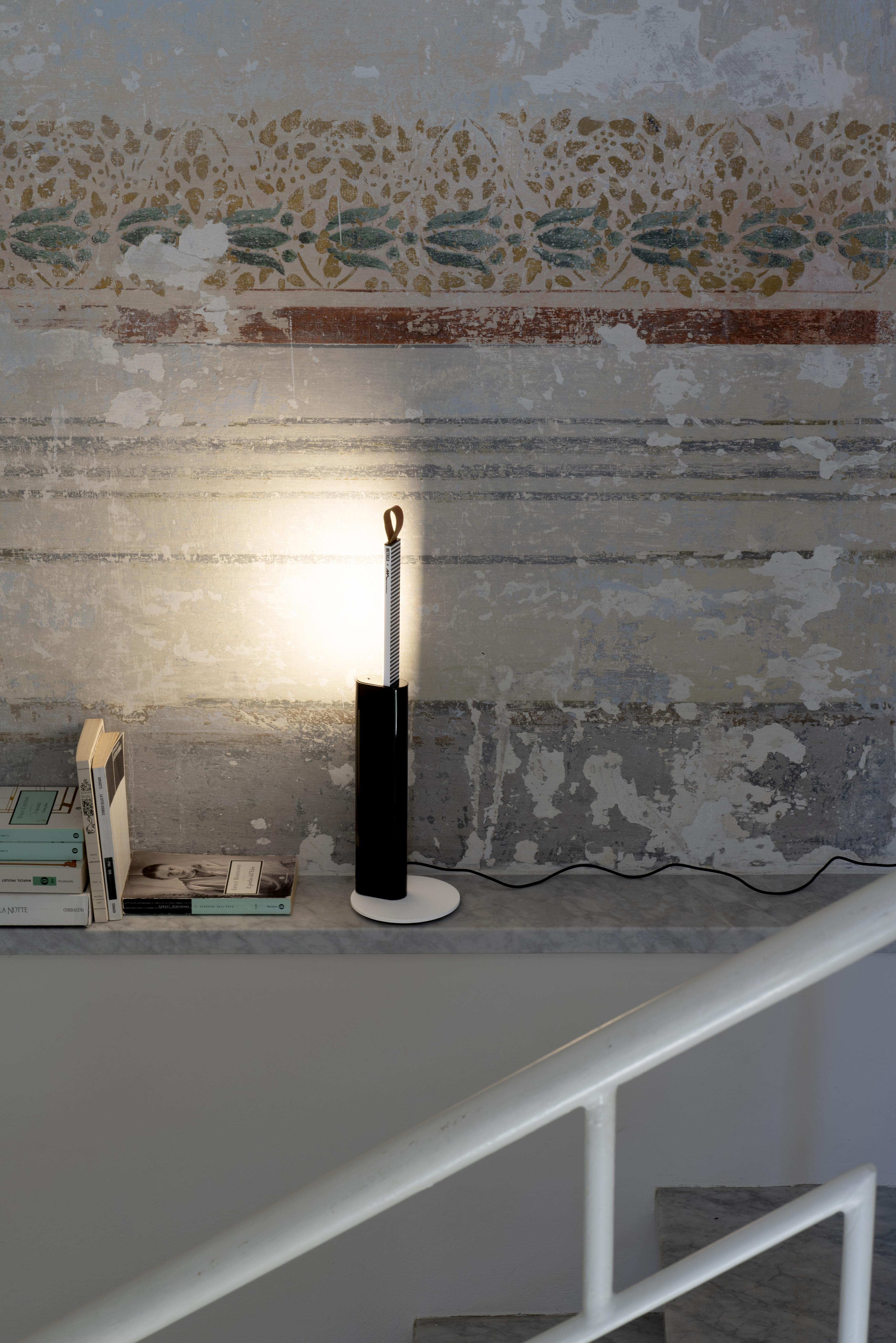 METRICA table lamp in glossy black