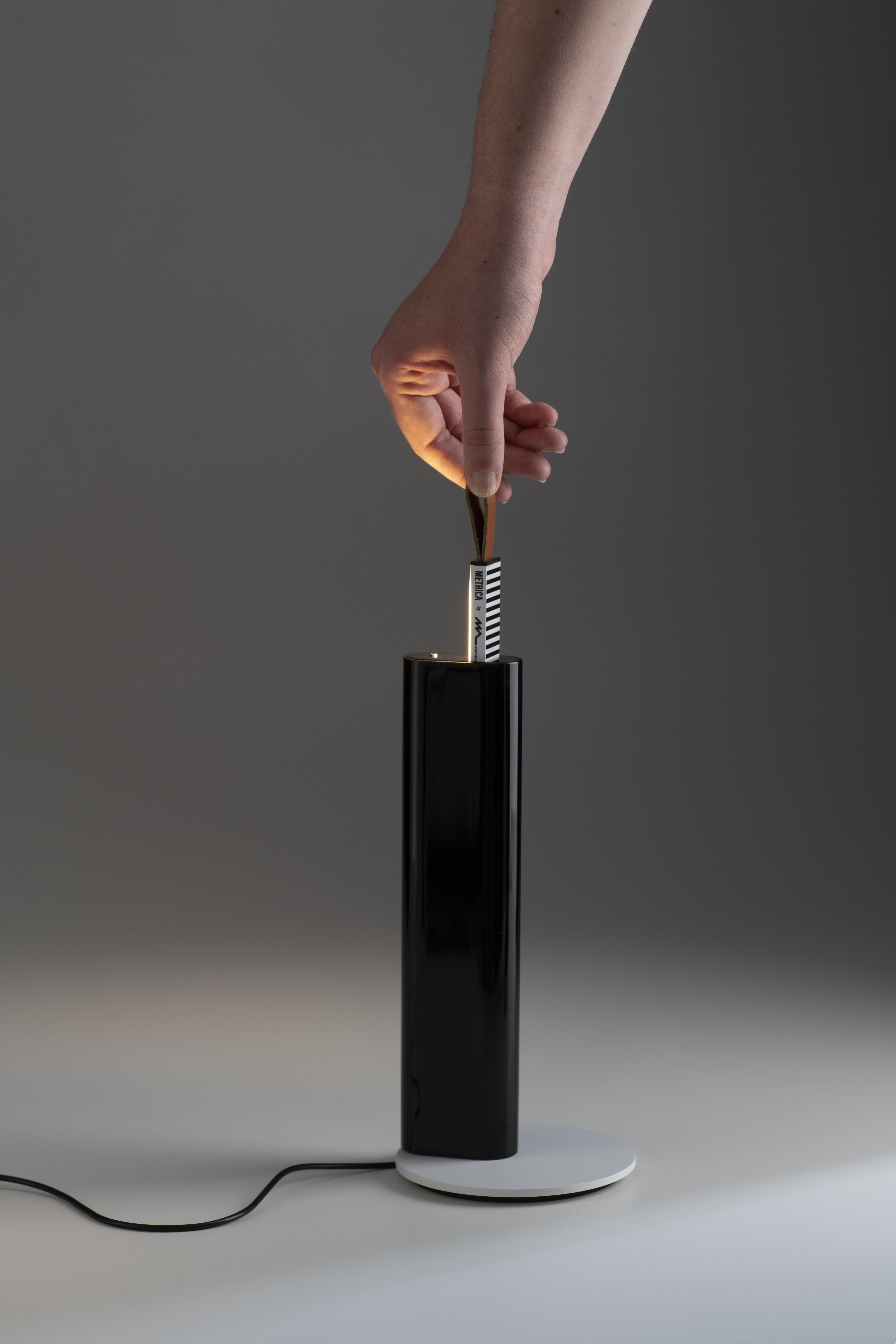METRICA table lamp in glossy black