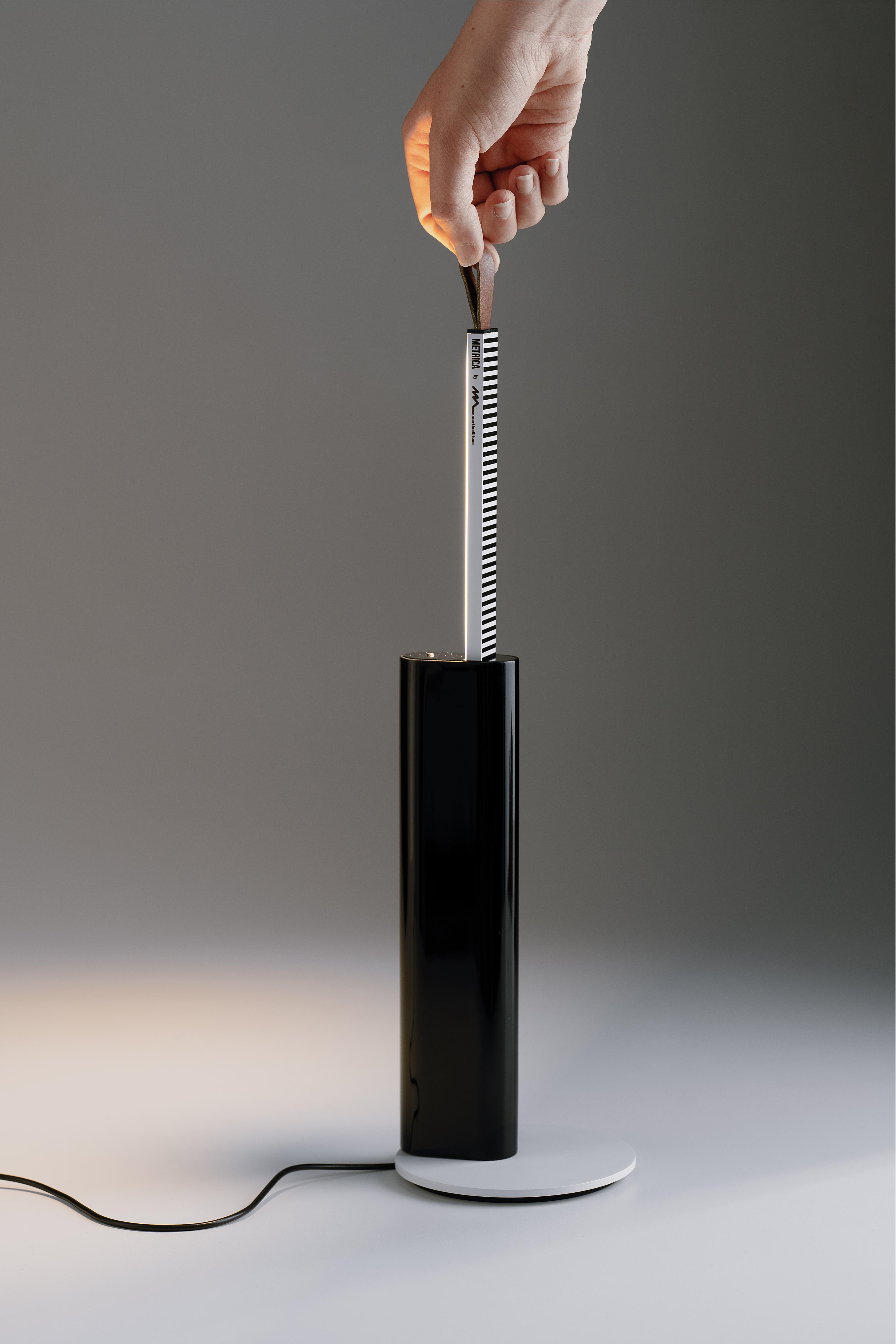 METRICA table lamp in glossy black