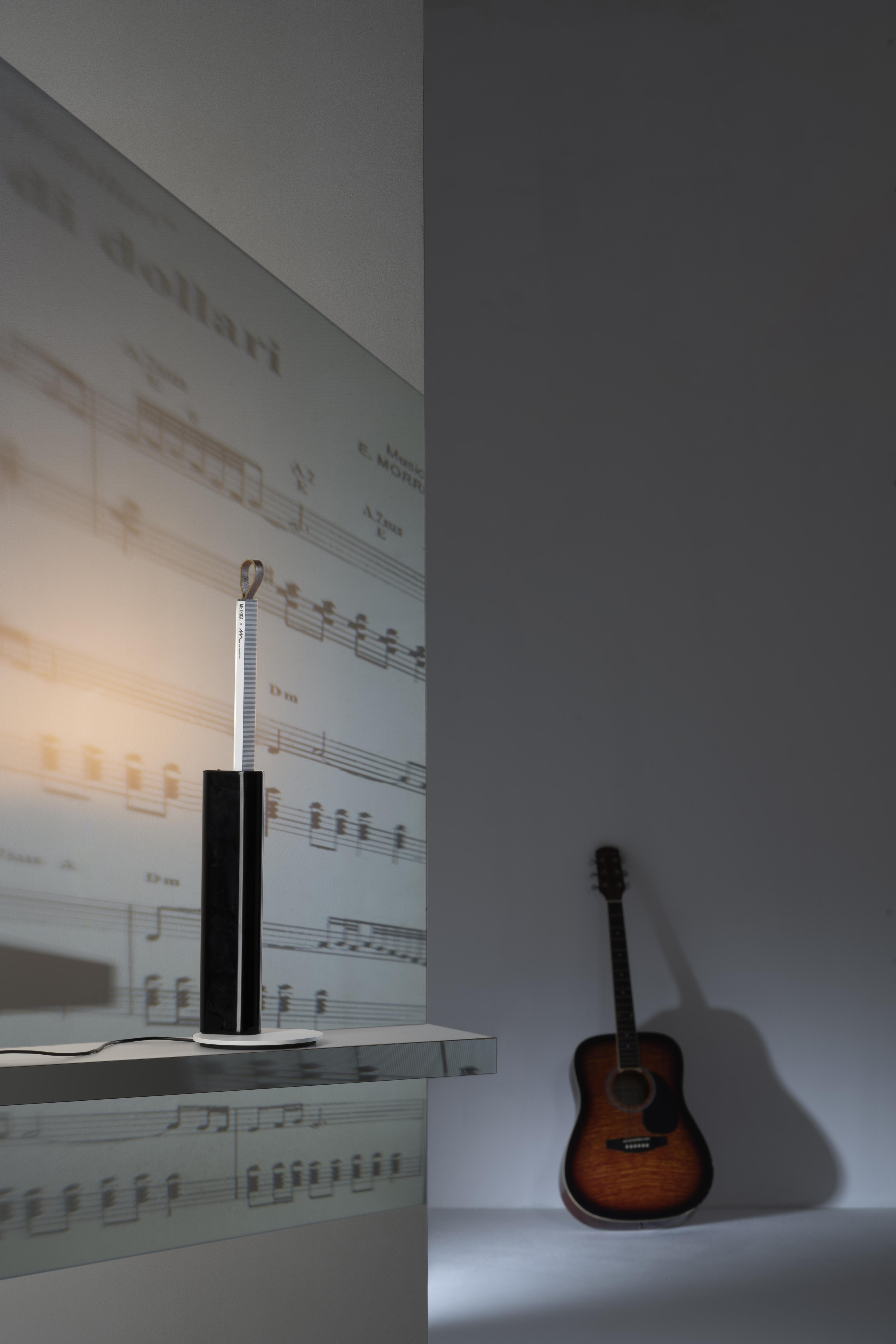 METRICA table lamp in glossy black