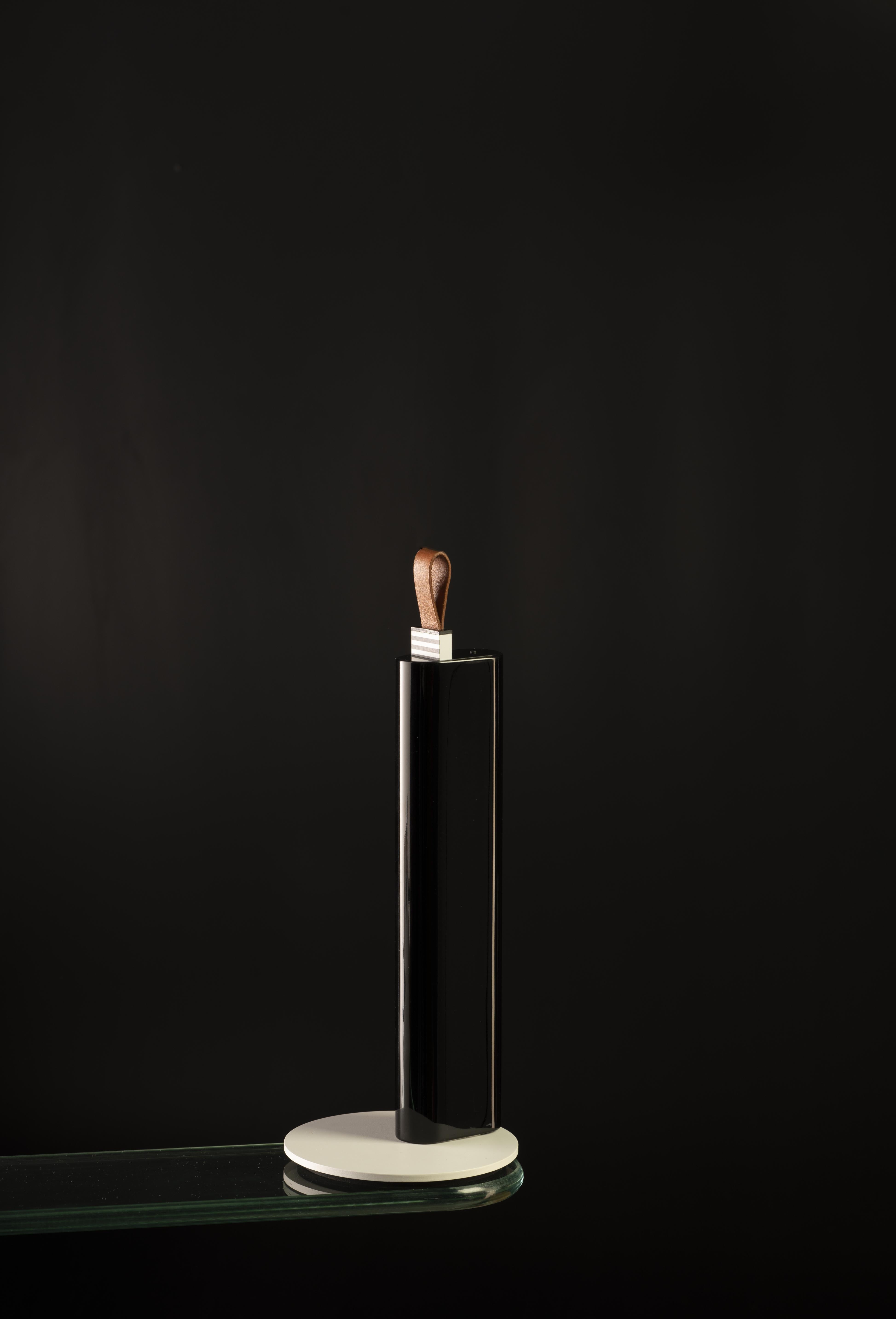 METRICA table lamp in glossy black