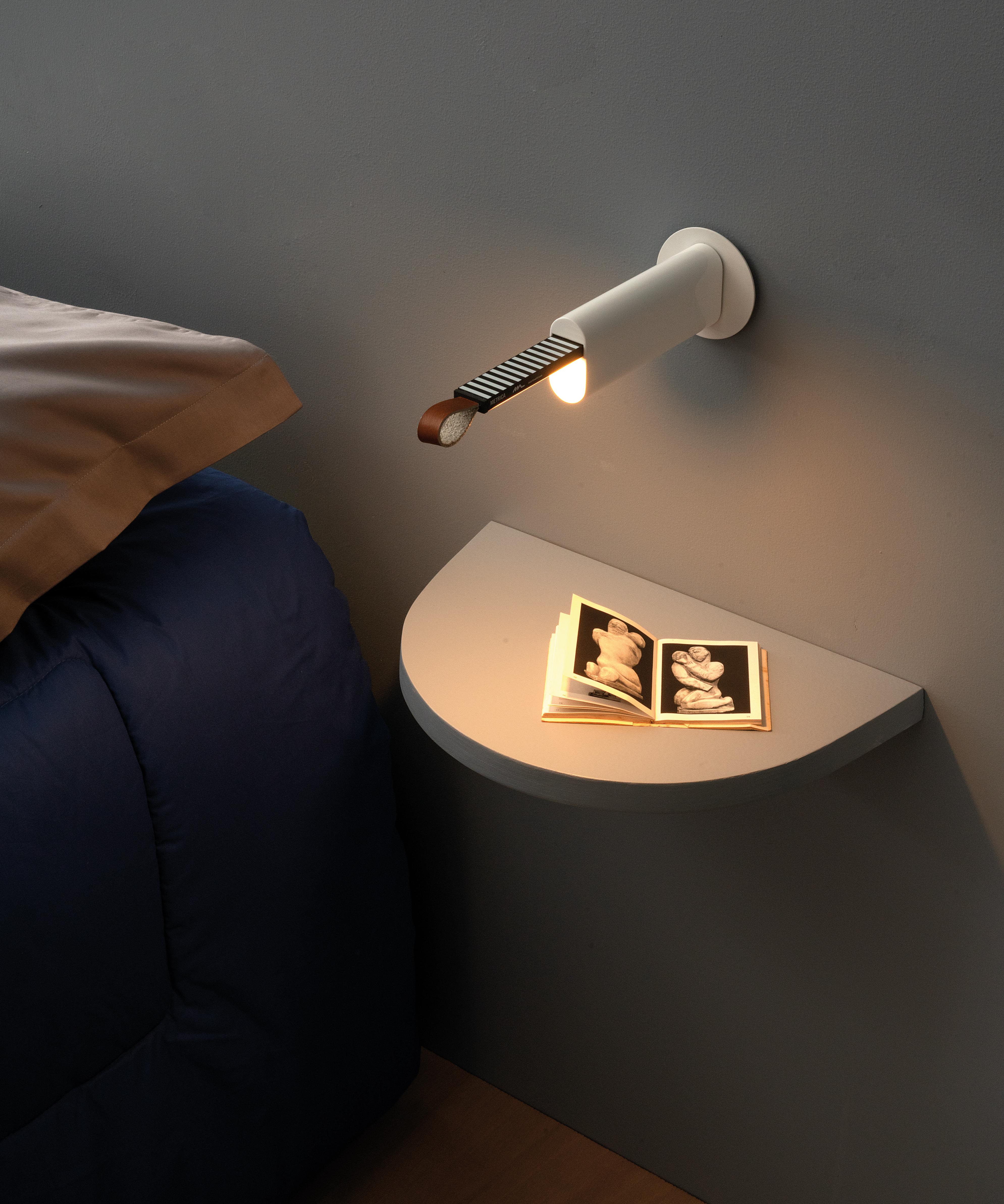 Metrica Wall Lamp in Glossy White