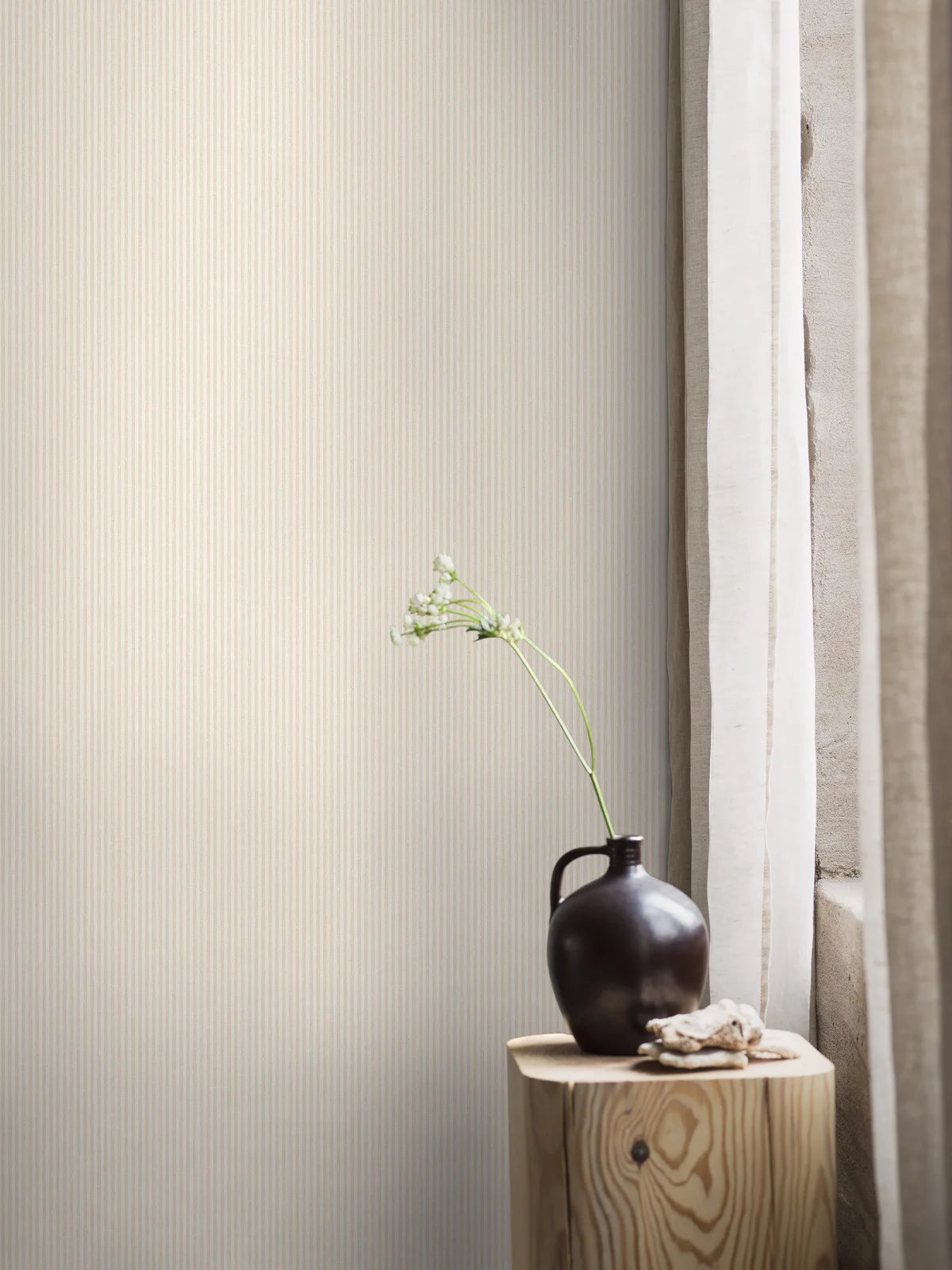 Strukturierte Tapete mit Leinenoptik in Streifen POLKA STRIPE beige