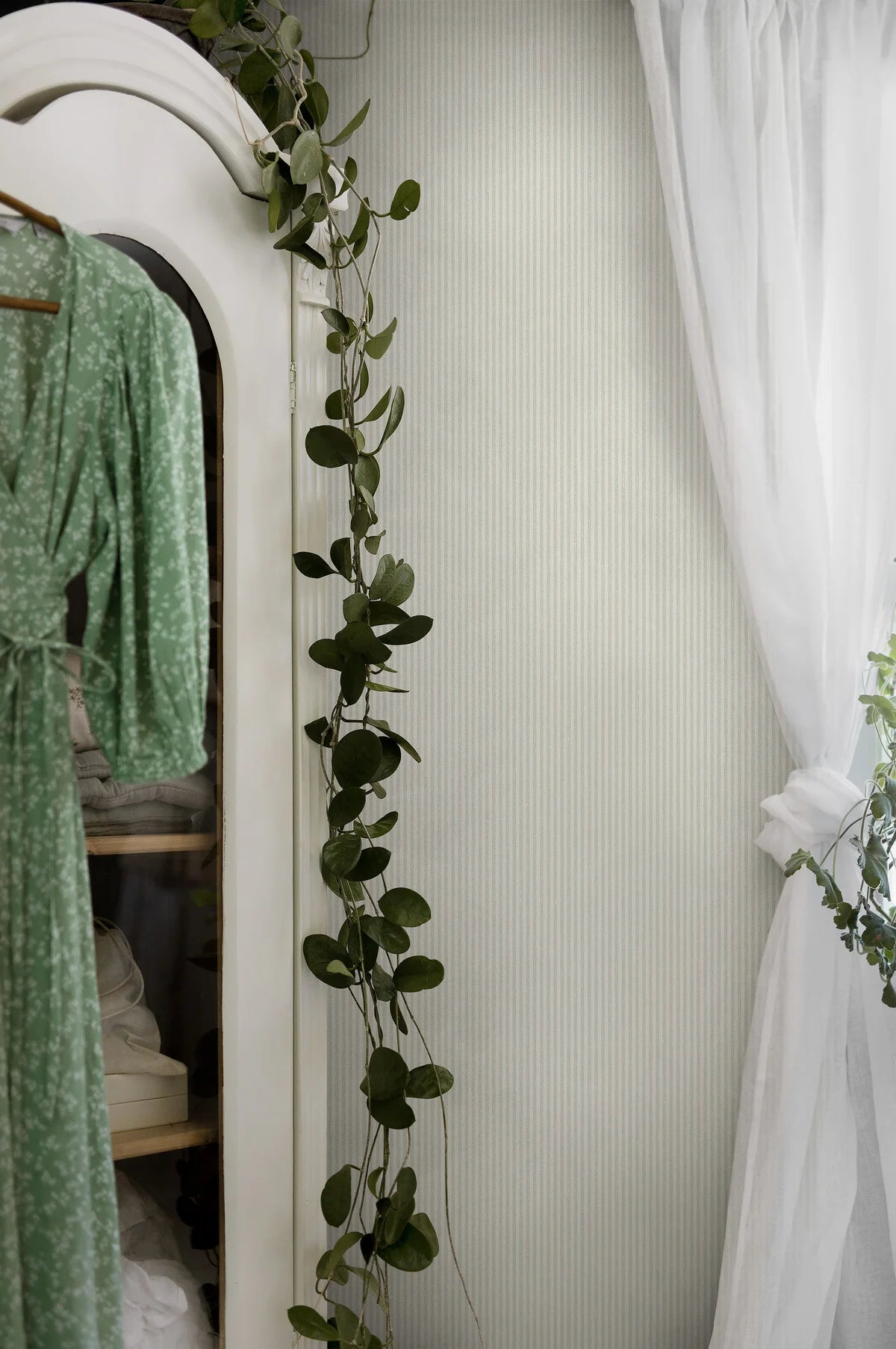 Strukturierte Tapete, die gestreiften Leinen imitiert, POLKA STRIPE grün mit beige