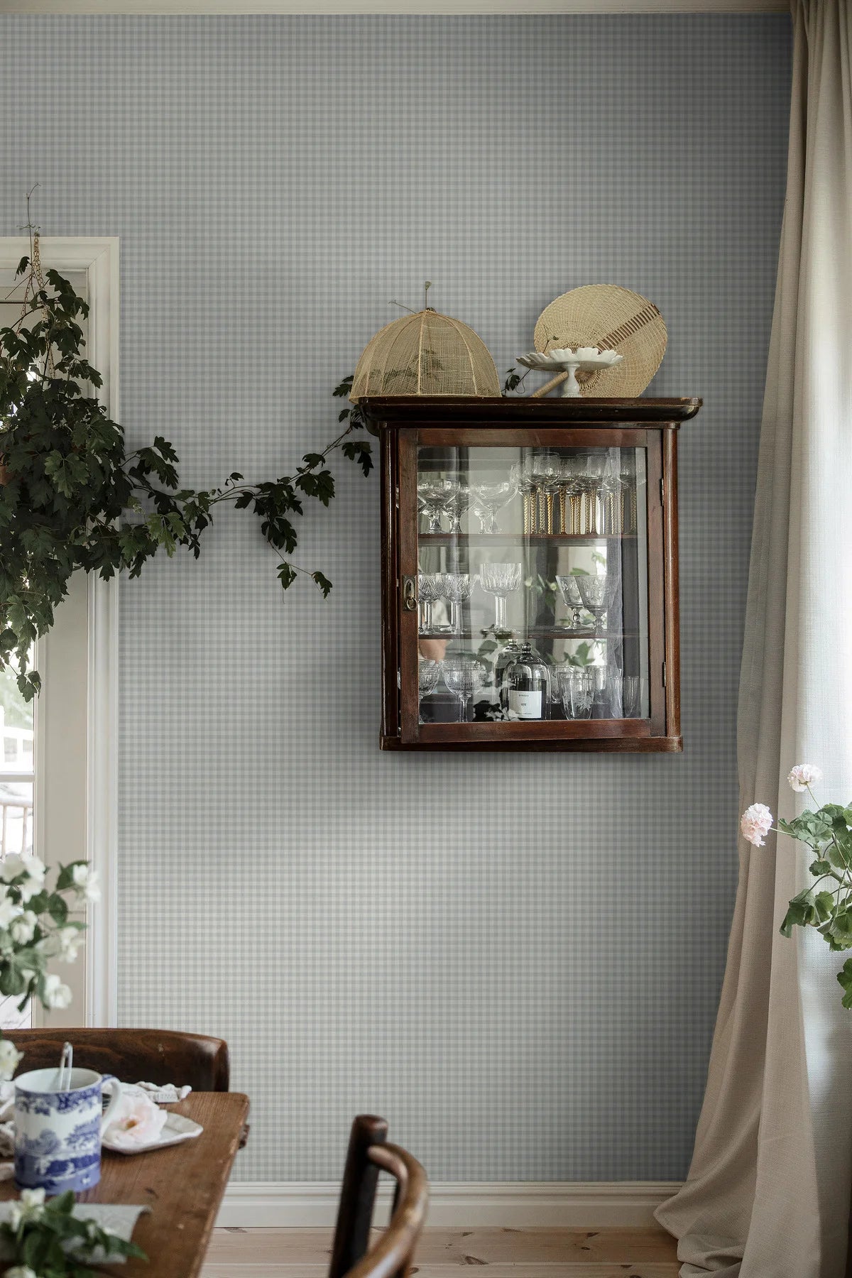 Structural wallpaper imitating linen in a blue and white checkered pattern - PICNIC CHECK