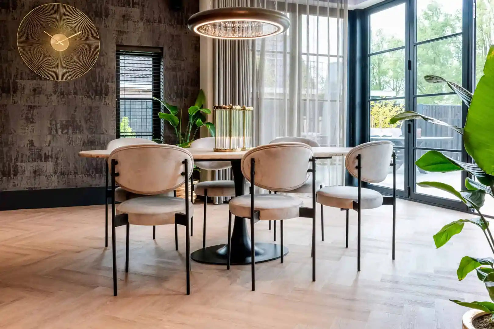 HAMPTON oval table travertine with black base
