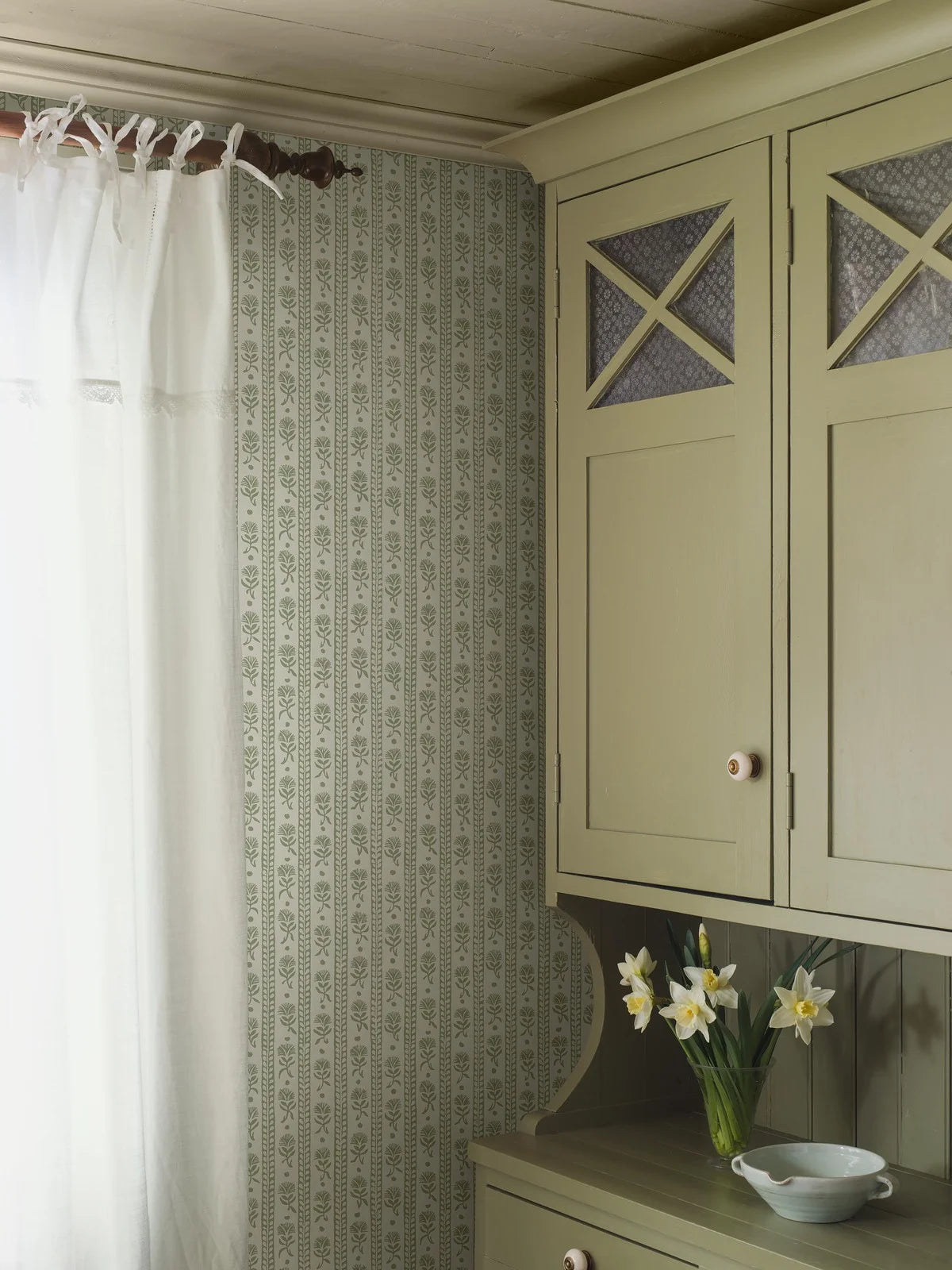 Non-woven paper wallpaper with a plant pattern NEJKILERAND green with white