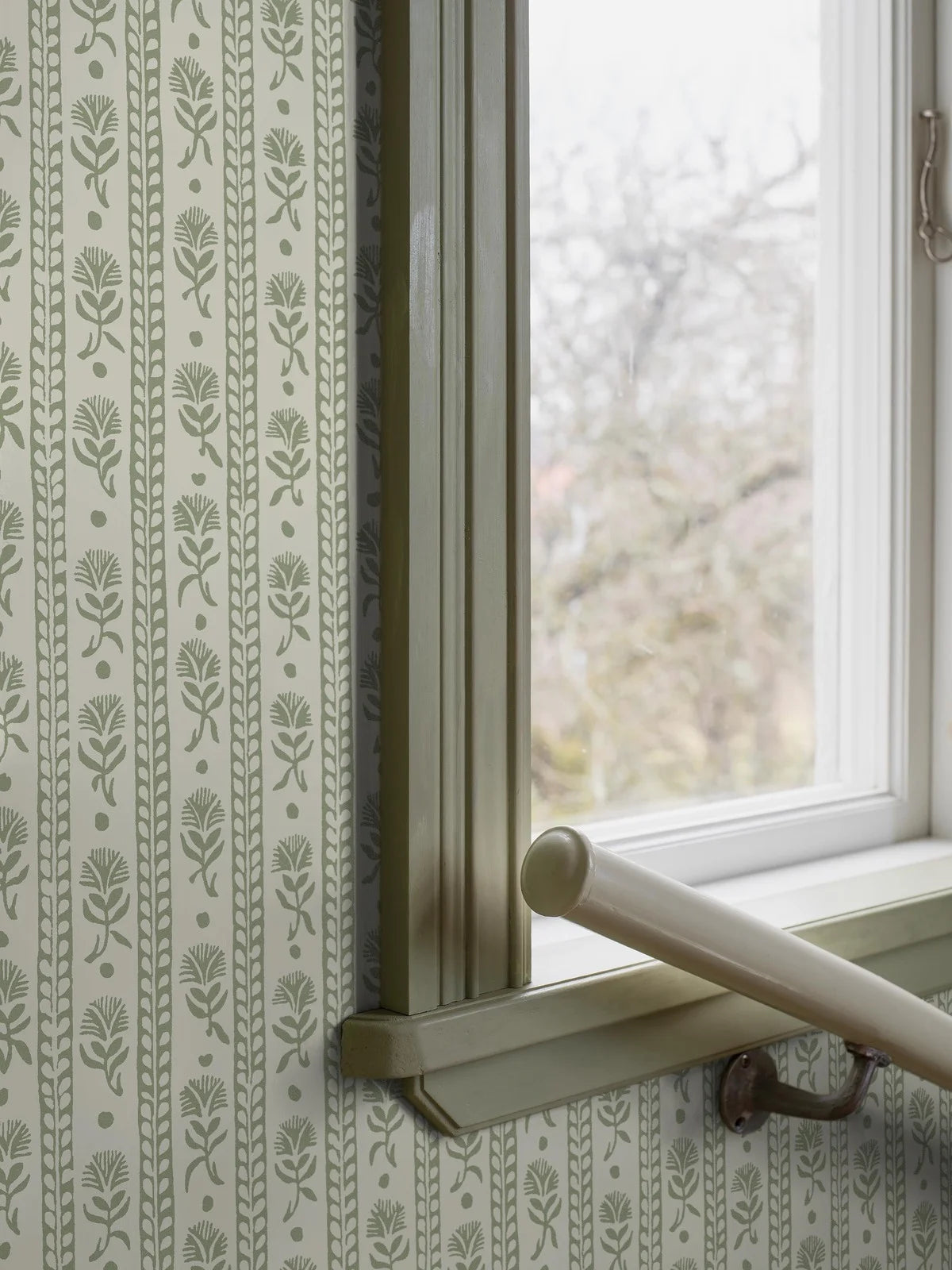 Vlies-Tapete mit pflanzlichem Muster NEJKILERAND grün mit weiß