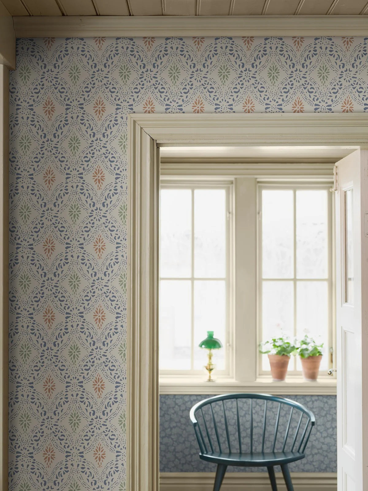 Vlies-Tapete mit geometrischem Muster KVARNHOLMEN blau mit sandfarbenem Hintergrund