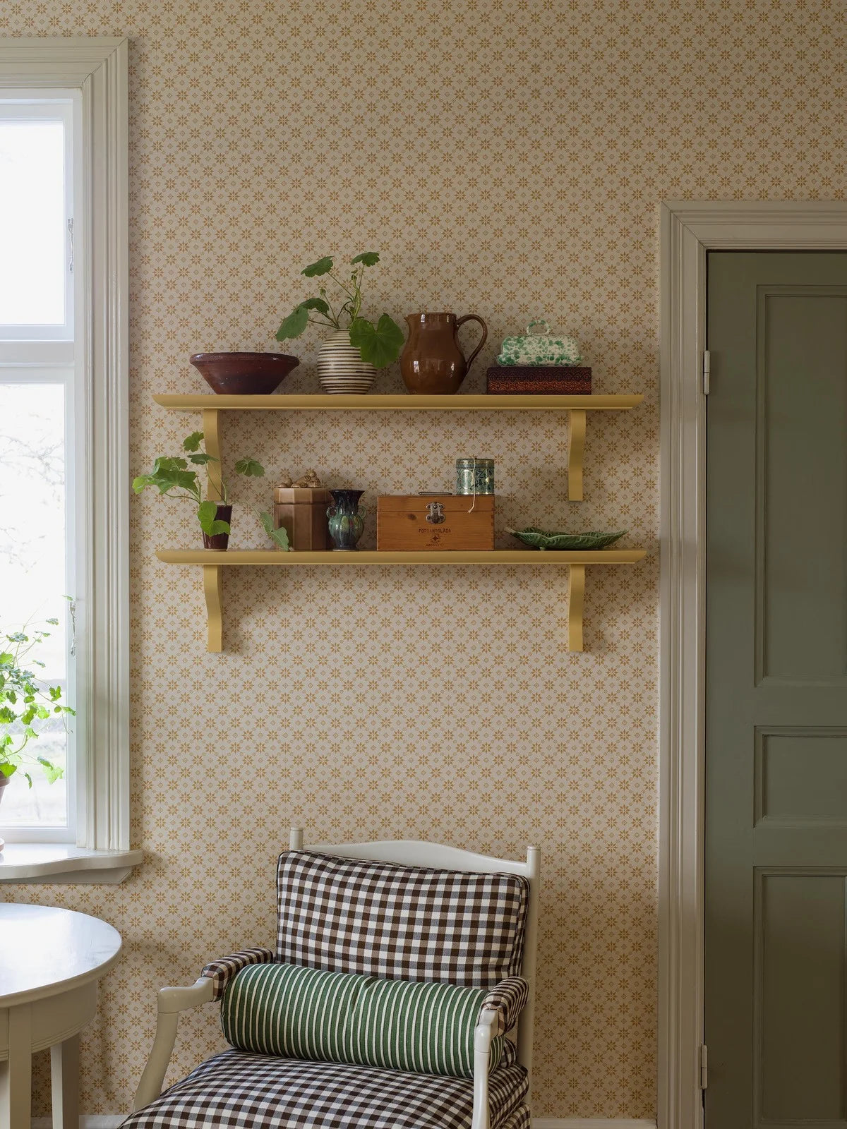 Vlies-Tapete mit geometrischem Muster STELLA in hellbeige mit Gelb