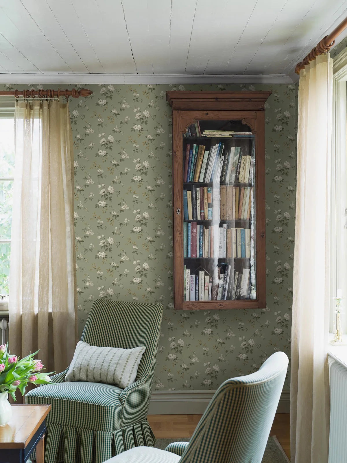 Non-woven paper wallpaper with a botanical pattern VÄRMDÖ green with white