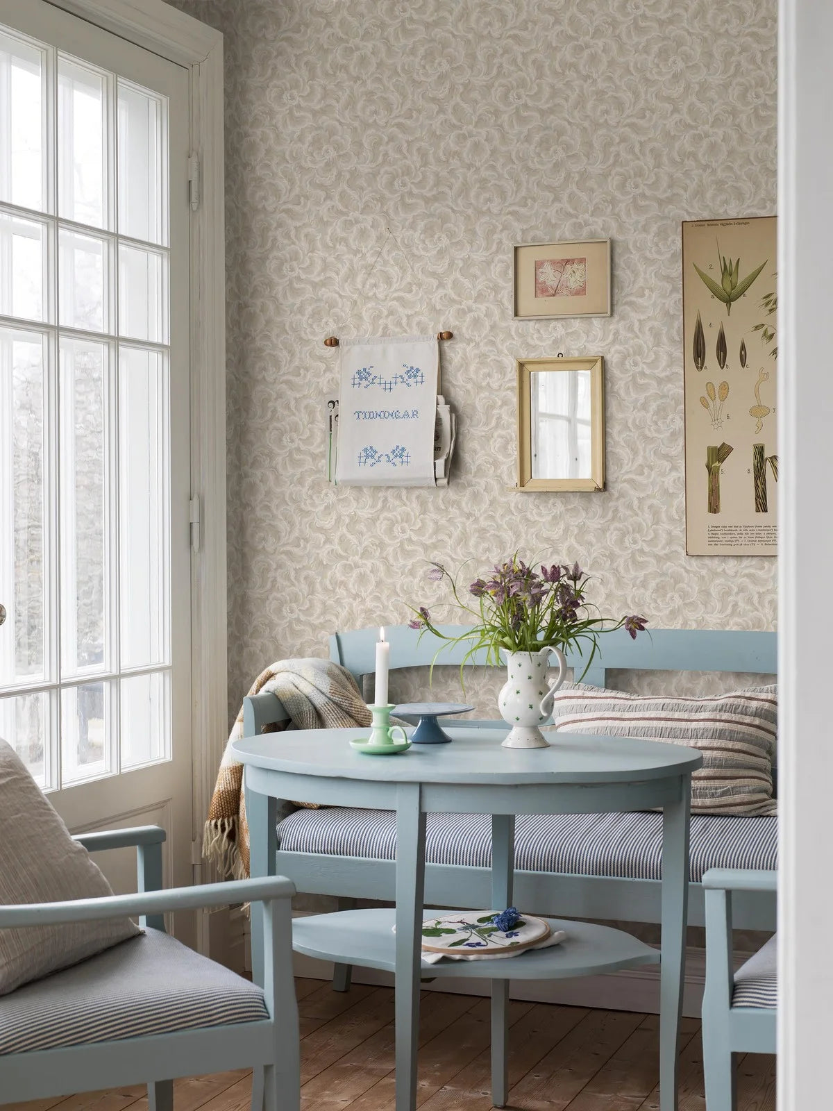 Non-woven paper wallpaper with a botanical pattern ÄNGGÅRDEN beige