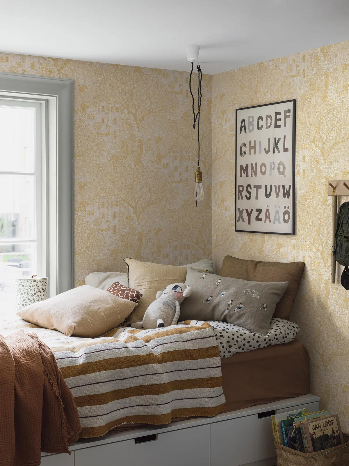 Kinder-Tapete mit dem Märchenmotiv KÖNIGREICH DER WEIDEN gelb