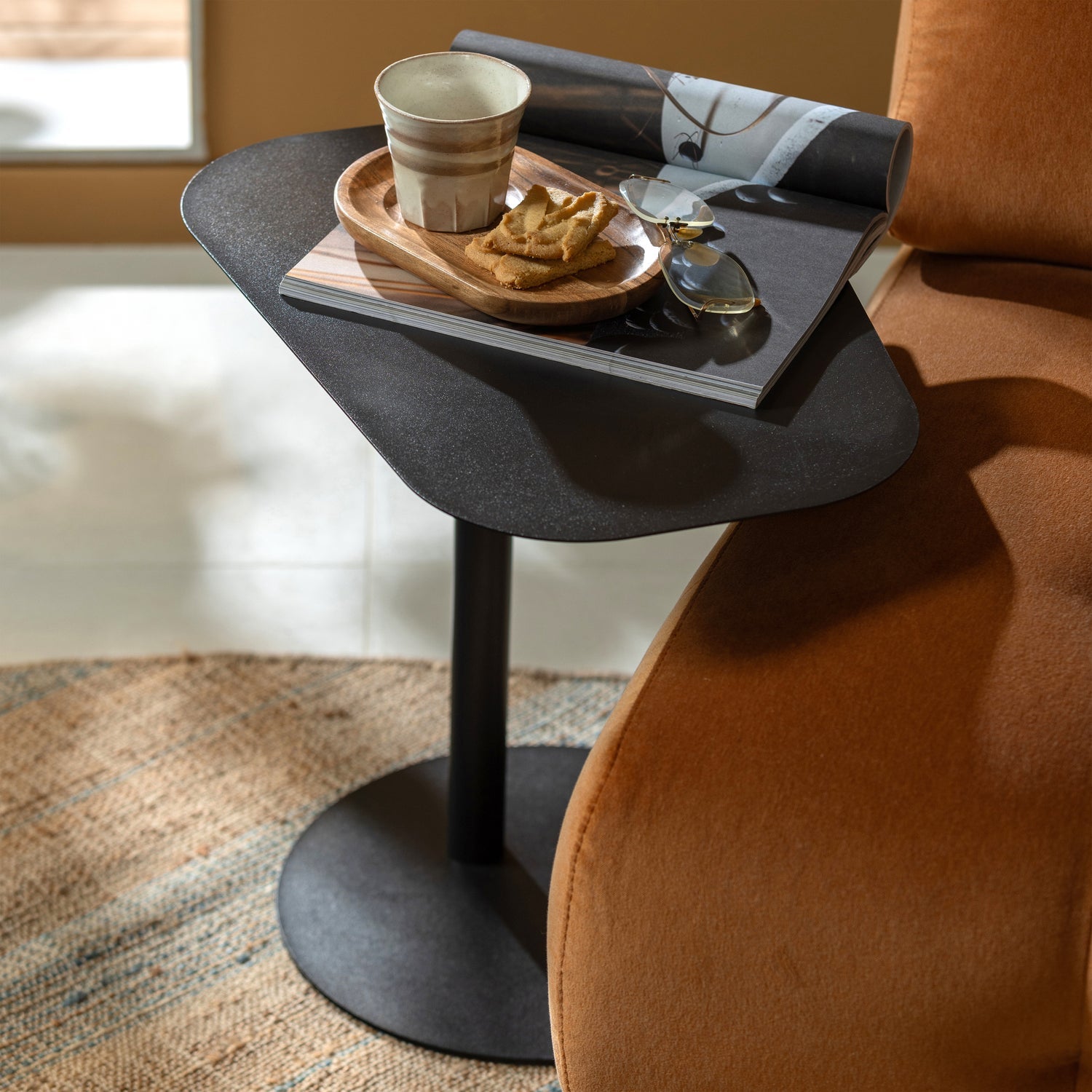 Lia Black Tisch