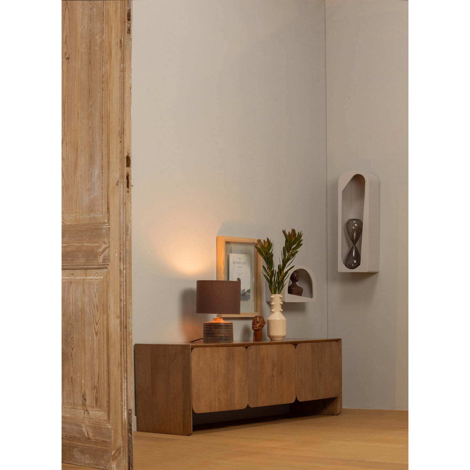 Half -round wall shelf