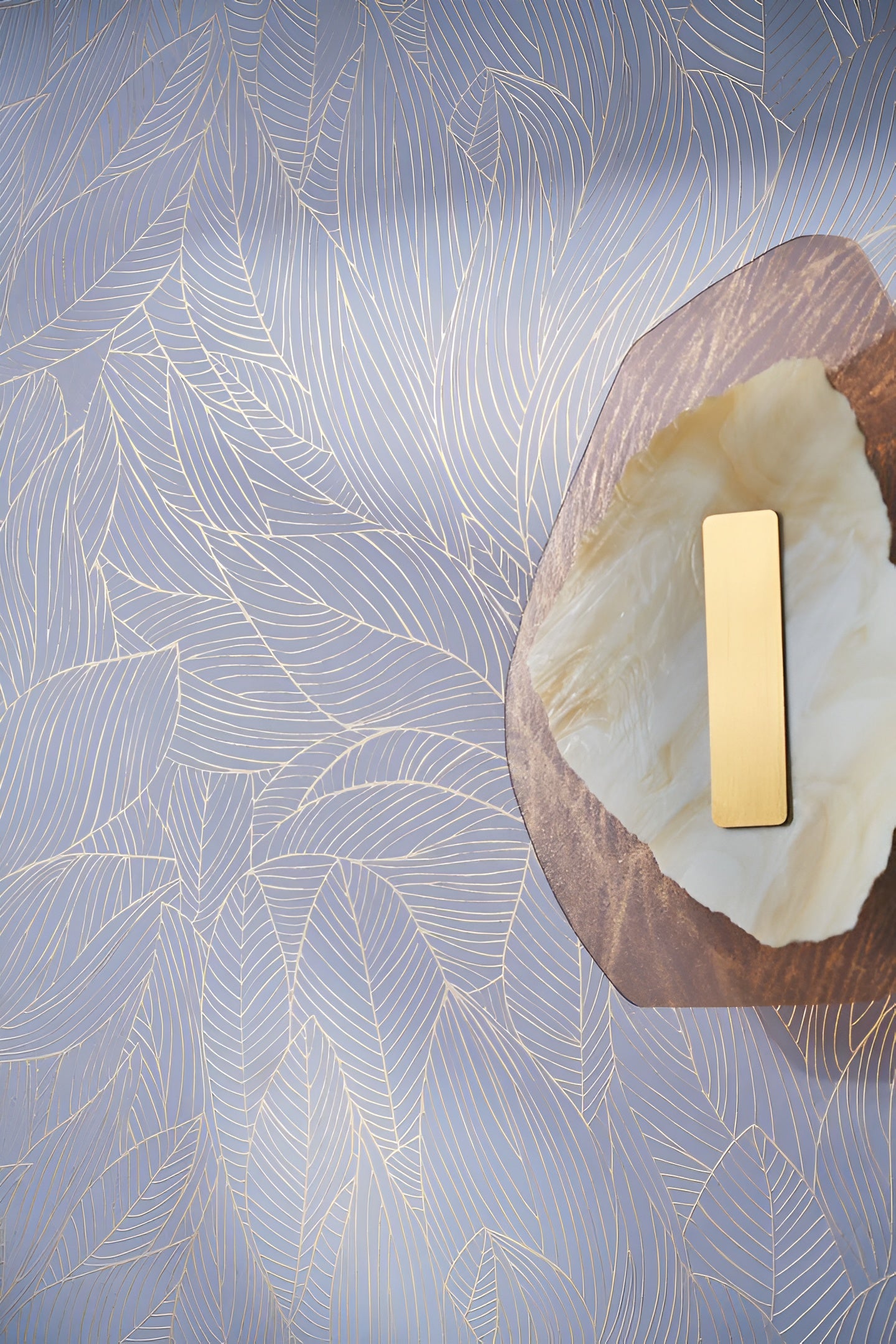 Vlies-Tapete mit Pflanzenmotiv HOSTA - LILAS/DORÉ lila mit Gold